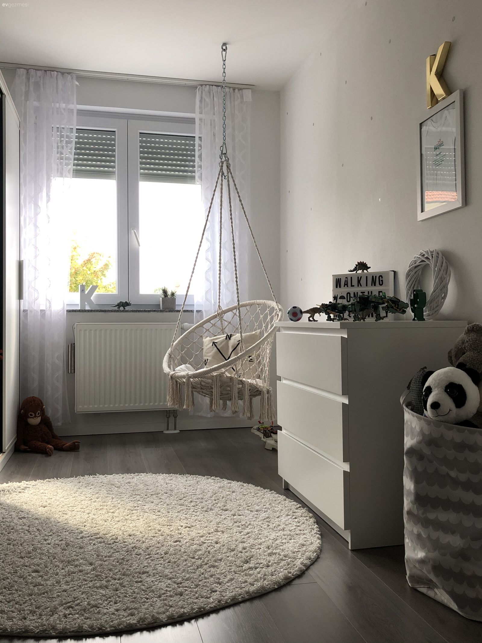 Beyaz, Gri, Şifonyer, Yatak Odası, Tavana monte salıncak, Salıncak, Tül perde, Perde, Yuvarlak halı, Halı, Bej, Çerçeve