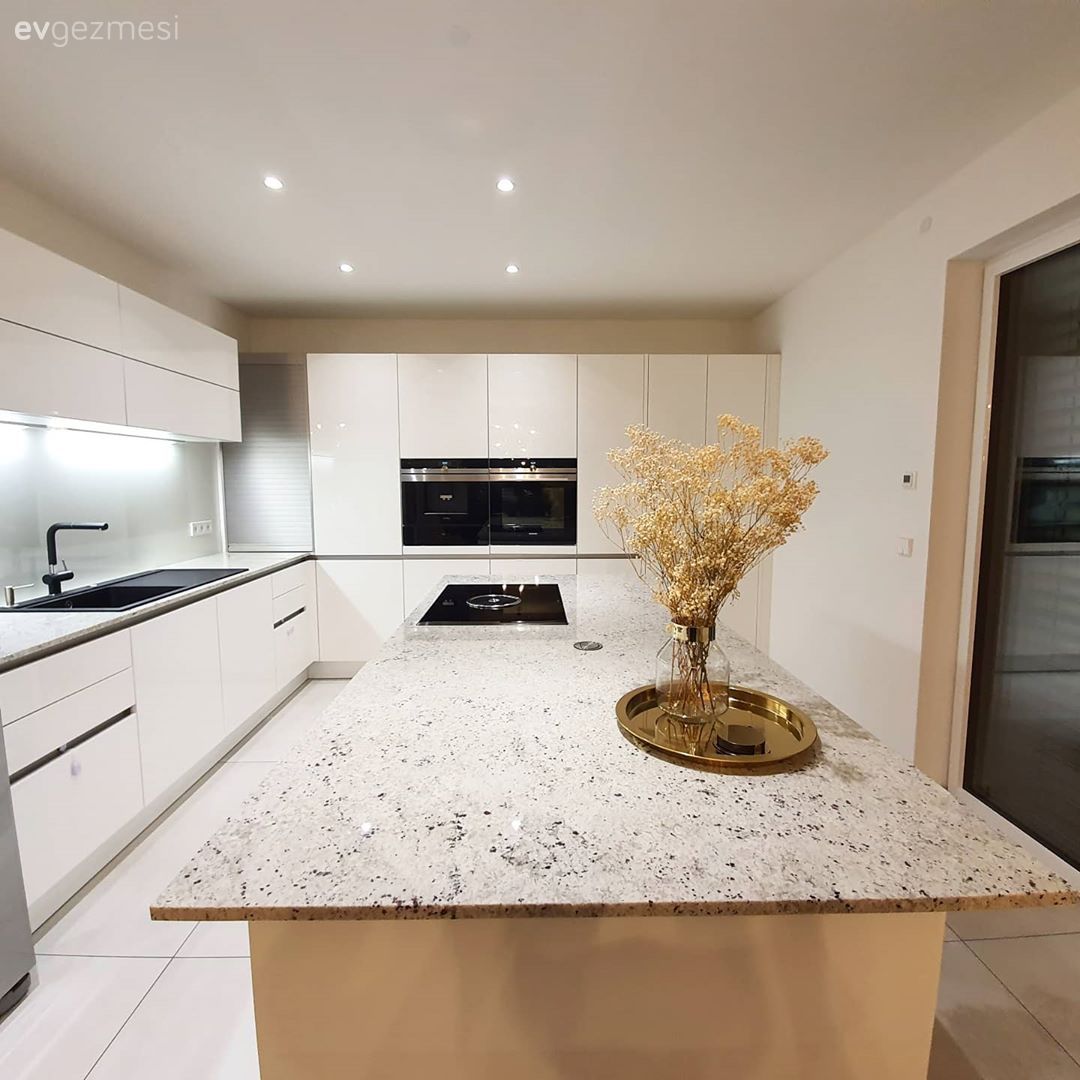 Mutfak, Beyaz mutfak, Ada mutfak, Kulpsuz mutfak dolabı, Mutfak tezgahı, Mutfak tezgah arası, Mutfak zemin seramikleri, Spot aydınlatma, Aydınlatma, Ankastre, Vazo, Ev Aksesuar, Çiçekler