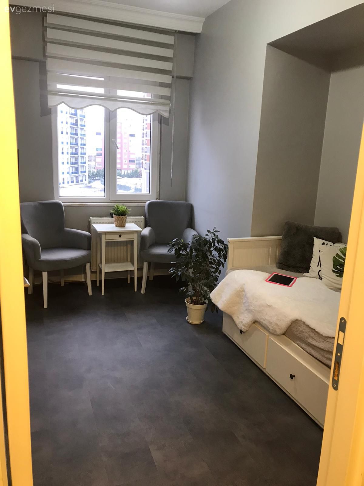 Oturma Odası, Küçük Ev, Sedir, Beyaz, Gri, Çerçeve, Duvar rafı, Duvar dekorasyonu, Kırlent, Ev tekstili, Mum, Fener, Ev Aksesuar, Ev bitkisi