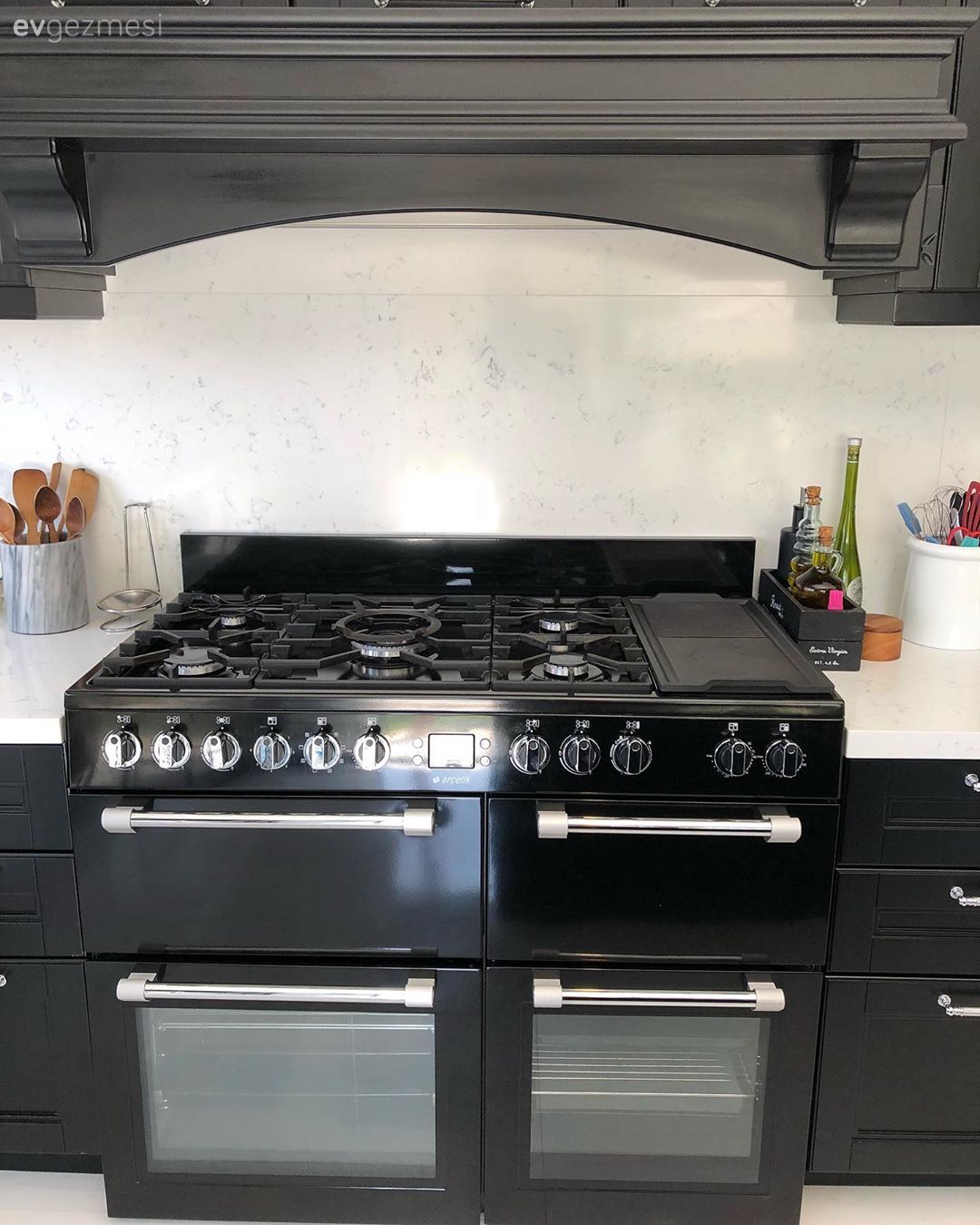 Mutfak, Siyah, Beyaz, Mutfak tezgahı, Mutfak aksesuarları, Siyah mutfak, Davlumbaz, Rustik ankastre, Rustik kulplar