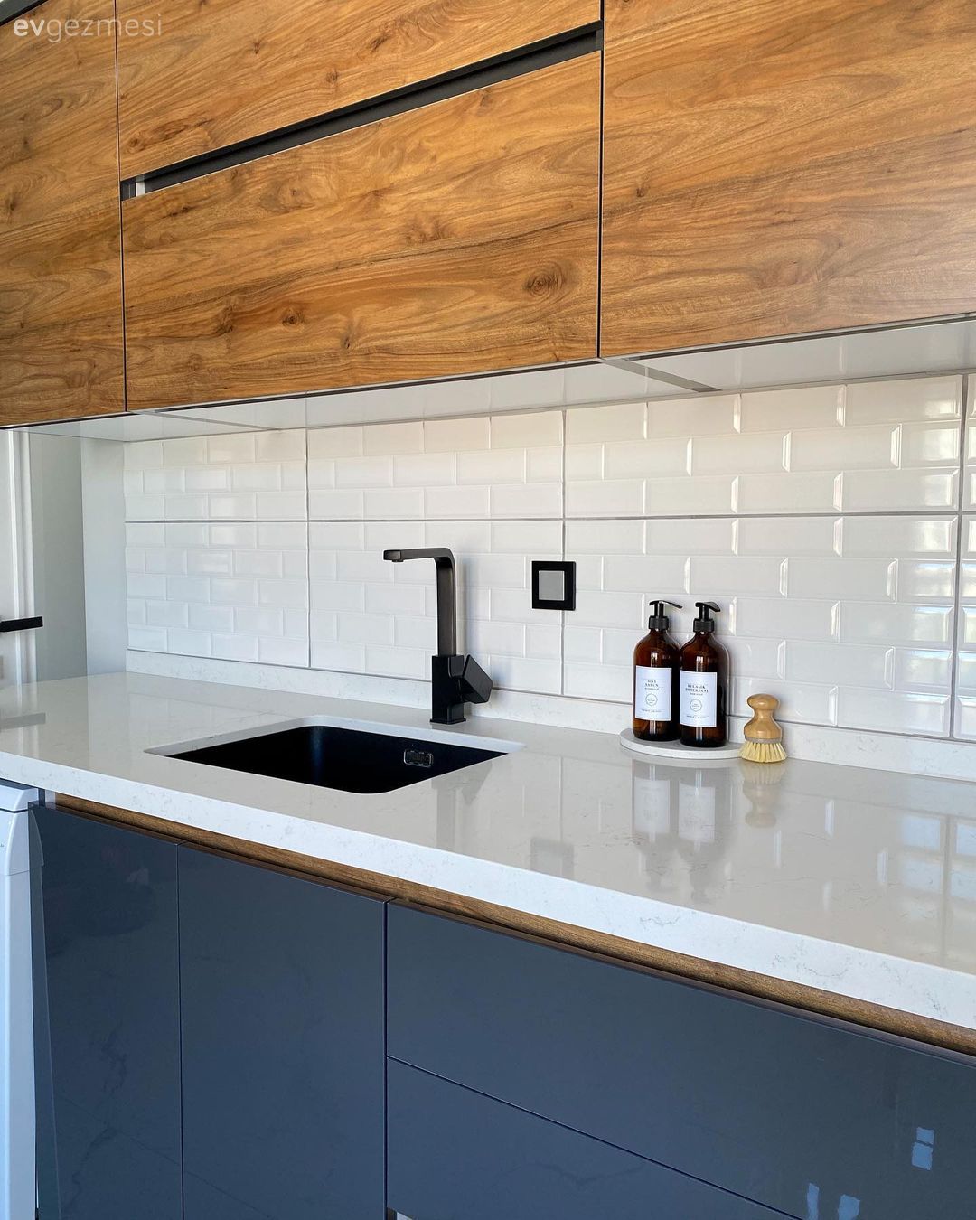 Bu Mutfağın Bir Yüzü Modern Diğeri de Rustik!