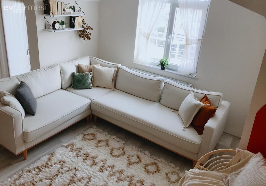 Çatı katı, Salon, Beyaz, Krem, Bej, Koltuk takımı, Köşe koltuk, Halı, Salon halısı, Desenler, Hasır, Dekoratif Objeler, Ev bitkisi, Duvar dekorasyonu