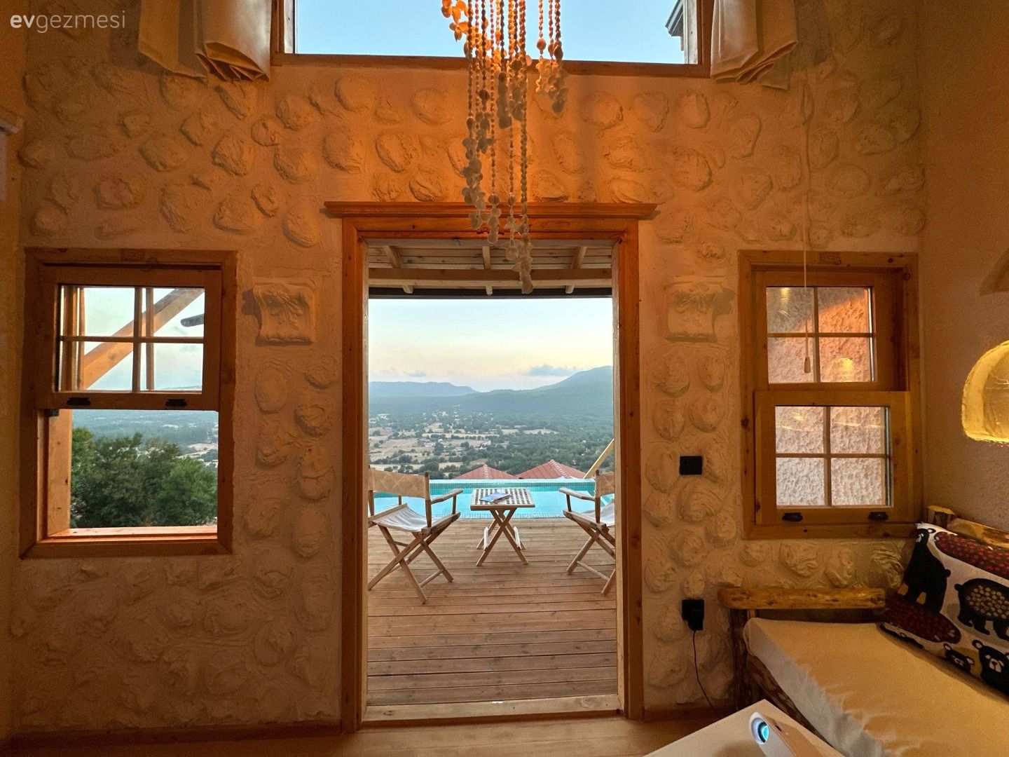 Ev Gezmesi: Her Noktasından Manzaraya Bakan Bir Kaş Evi!