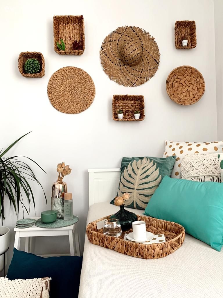 Çalışma odası, Beyaz, Mavi, Bohem Dekorasyon, Sedir, Ev bitkisi, Jüt halı, Halı, Yan sehpa, Sehpa, Duvar dekorasyonu, Hasır