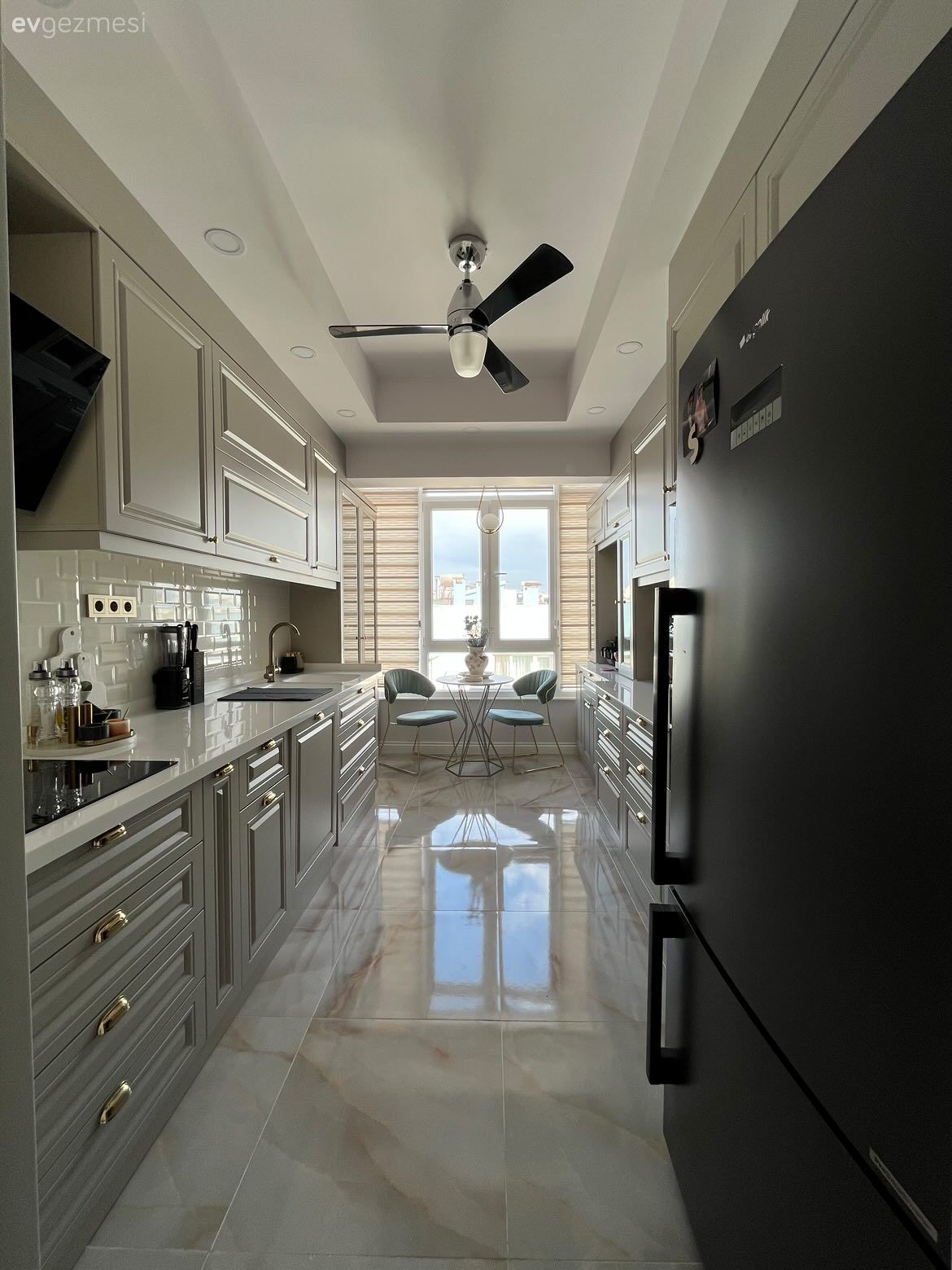 Mutfak, Beyaz, Gri, Siyah, Shaker kapaklı dolaplar, Mutfak tezgahı, Mutfak tezgah arası, Sandalye, Mutfak masası, Koridor tipi mutfak, Mutfak zemin seramikleri, Modern, Tavan vantilatörü, Ankastre, Davlumbaz
