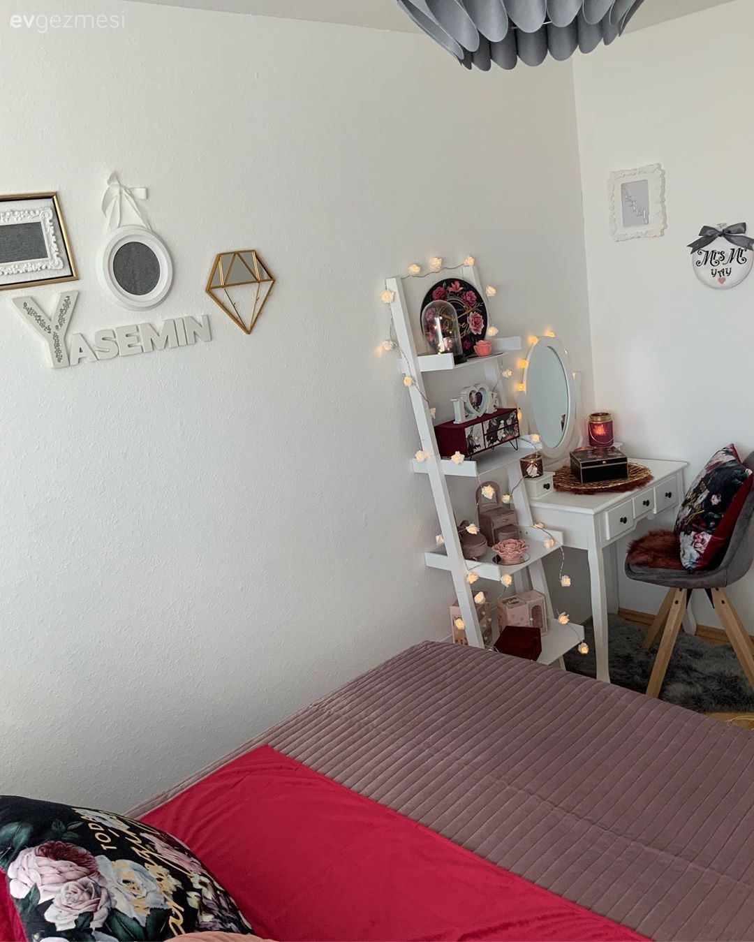 Ev Gezmesi: Canlı Renkleriyle İçleri Isıtan Bir Salon Dekoru