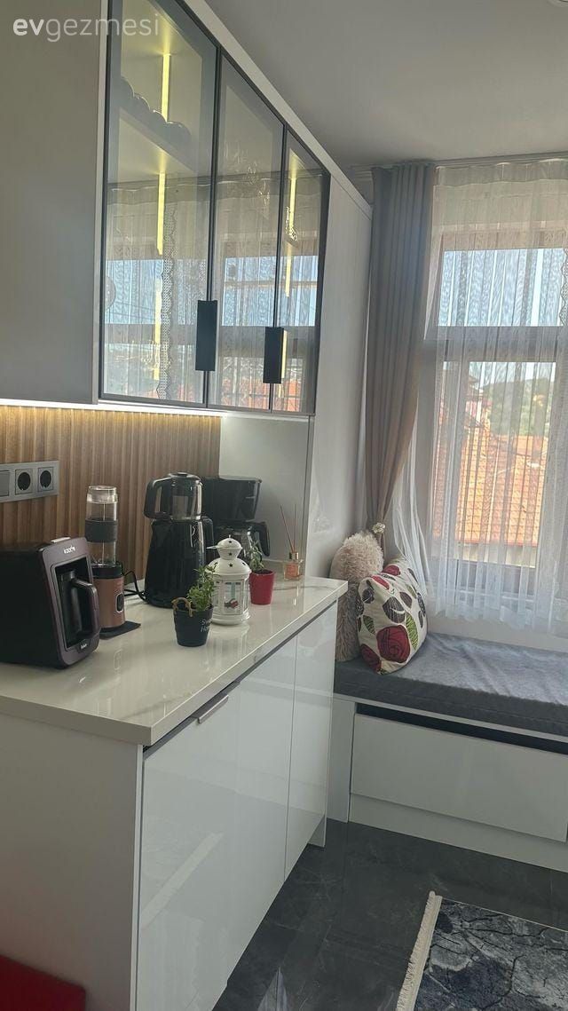 Cam Önünde Sedir Yanında Kahve Köşesi: Keyifli ve Modern Bir Mutfak!