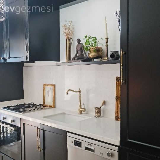 Kapı , Siyah, Sürgü kapı, Mutfak tezgahı, Mutfak, Mutfak tezgah arası, Tezgah arası seramik, Mutfak aksesuarları, Mutfak rafı, Altın