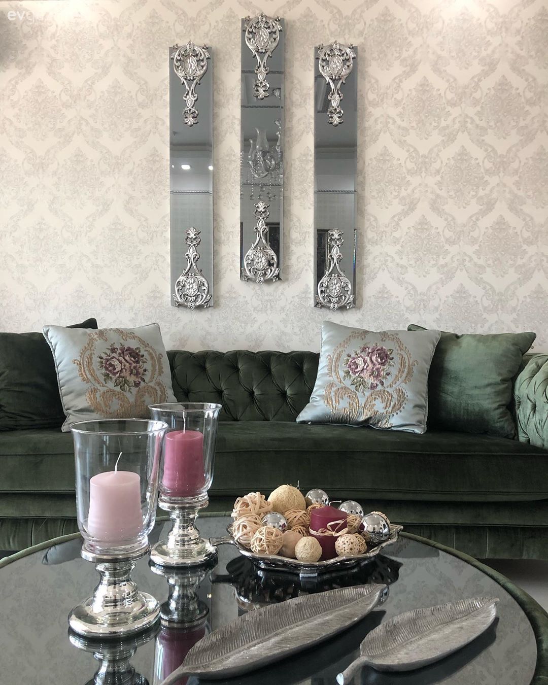 Salon, Klasik, Yeşil, Krem, Gümüş, Chesterfield, Koltuk takımı, Kırlent, Ev tekstili, Sehpa, Duvar kağıdı, Duvar dekorasyonu, Dekoratif ayna, Ayna, Orta sehpa, Puf, Sehpa üstü aksesuarı, Ev Aksesuar