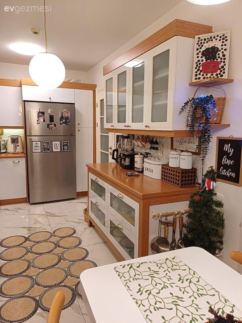 Mutfak, Beyaz, Beyaz ve ahşap mutfak, Rustik, Siyah, Ahşap mutfak tezgahı, Mutfak tezgahı, Mutfak tezgah arası, Mutfak halısı, Kahve köşesi, Mutfak aksesuarları, Sandalye, Mutfak masası, Avize, Aydınlatma, Mutfak perdesi, Jaluzi, Jüt halı, Halı