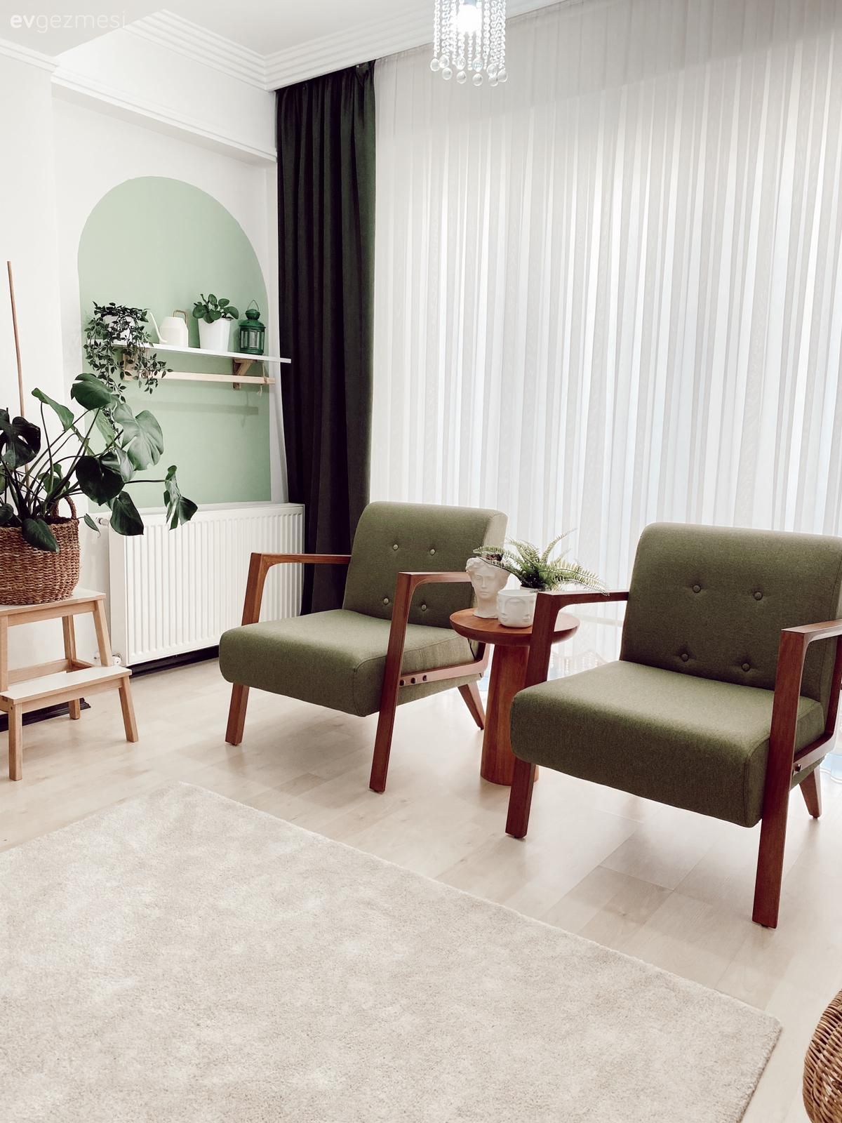 Salon, Bohem Dekorasyon, İskandinav, Yeşil, Beyaz, Yeşil duvar, Berjer, Tül perde, Perde, Duvar rafı, Duvar dekorasyonu, Saksı, Ev bitkisi, Halı