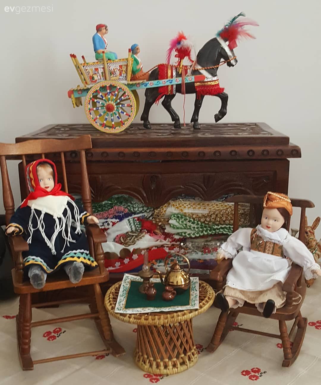 Sehpa, Ahşap Mobilya, Kahverengi, Kırmızı, Beyaz, Dekoratif Objeler, Oymalı mobilya