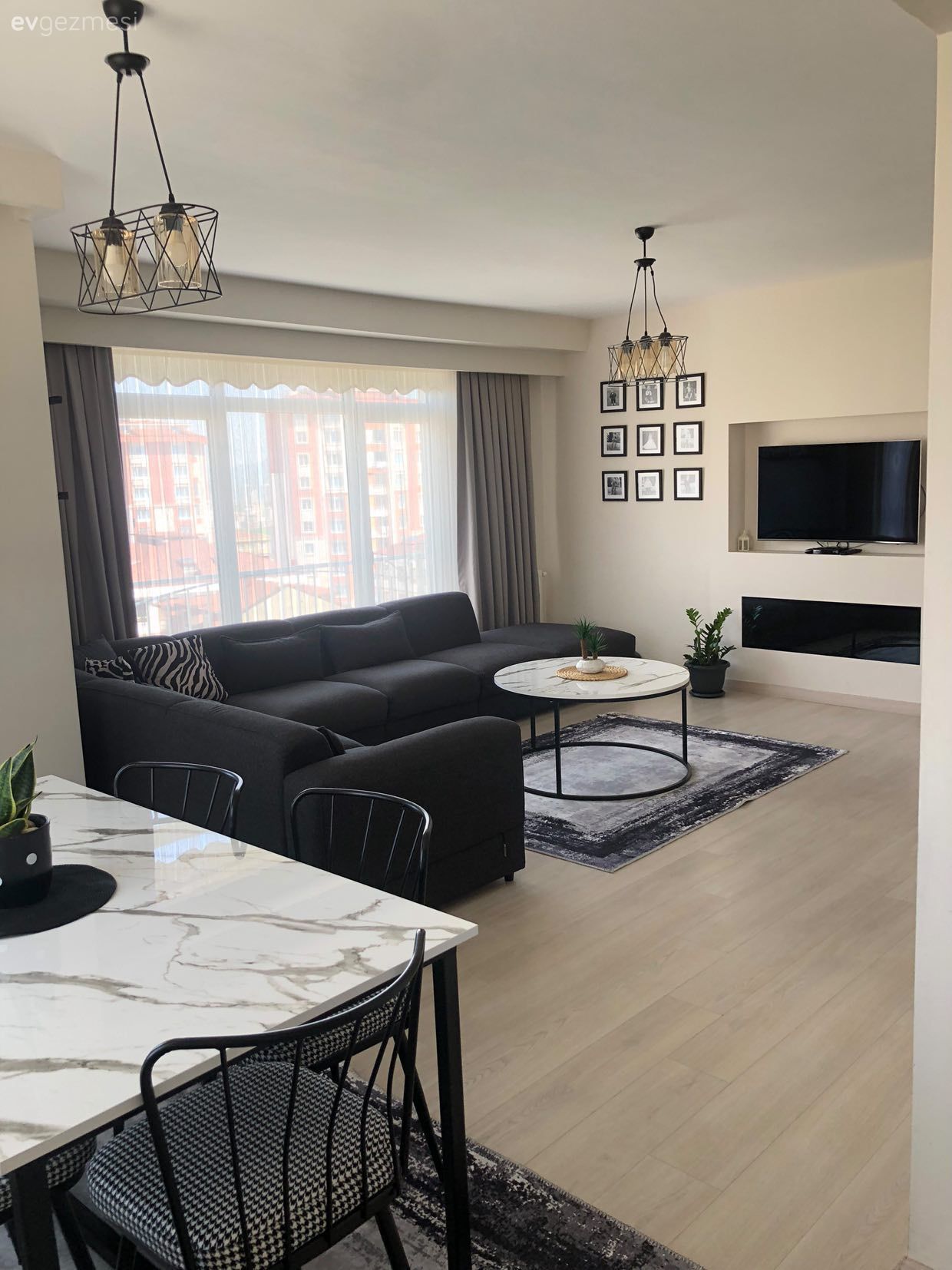 Salon, Modern, Gri, Antrasit  , Beyaz, Siyah, Köşe koltuk, Koltuk takımı, Orta sehpa, Sehpa, Halı, Yuvarlak sehpa, Fon perde, Perde, Tül perde, Şömine, Avize, Aydınlatma, Salon avizesi, Sandalye, Yemek masası