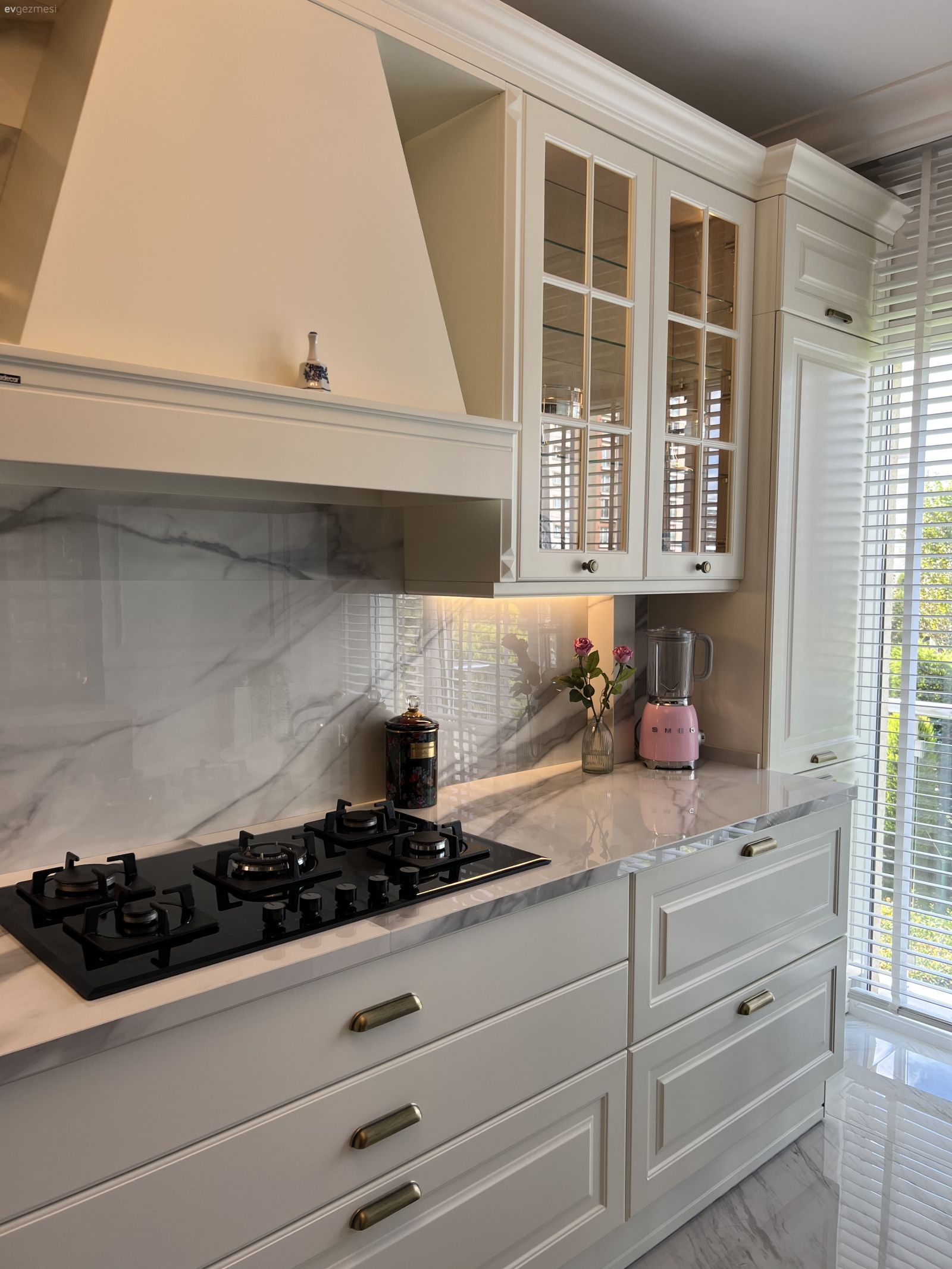 Bu Country Mutfağın Bir Yanı Siyah Diğer Yanı da Beyaz!