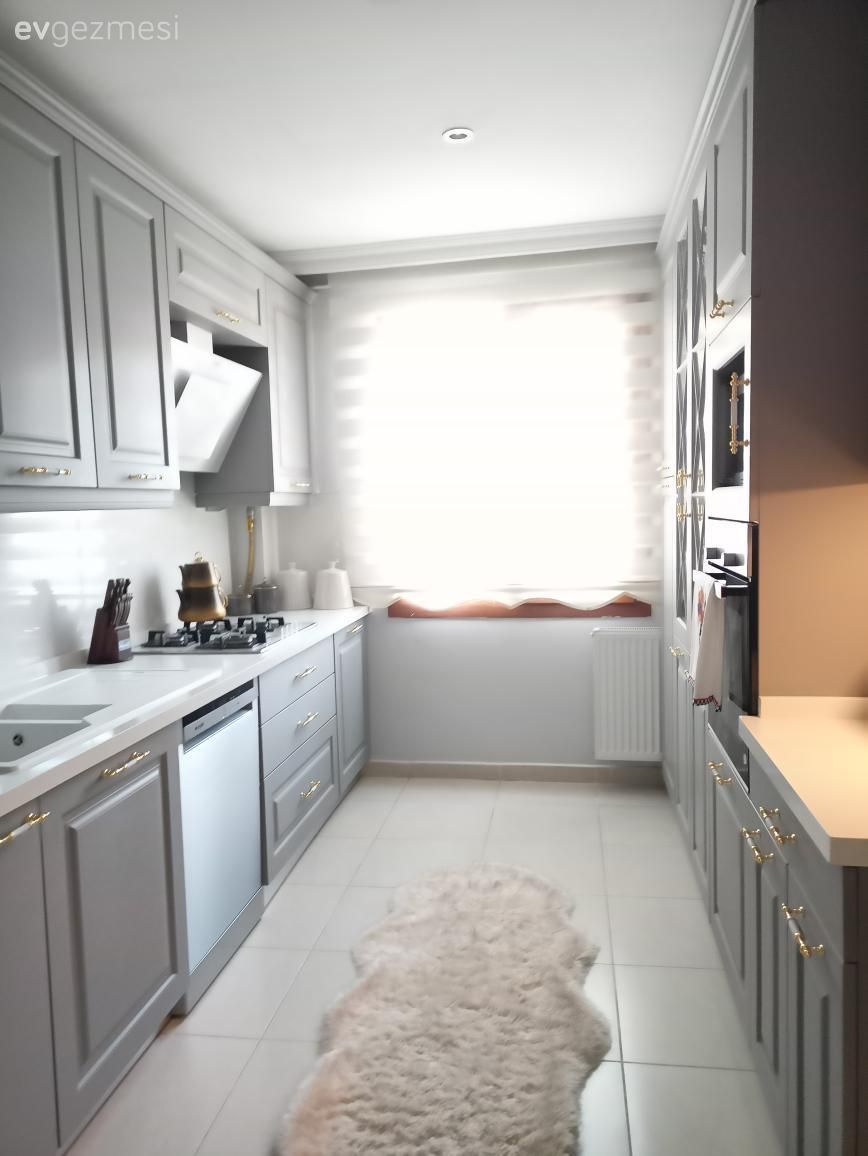 Mutfak, Gri mutfak, Modern mutfak, Gri, Beyaz, Mutfak tezgahı, Mutfak tezgah arası, Tezgah arası seramik, Davlumbaz, Mutfak perdesi, Mutfak halısı, Koridor tipi mutfak, Shaker kapaklı dolaplar, Ankastre