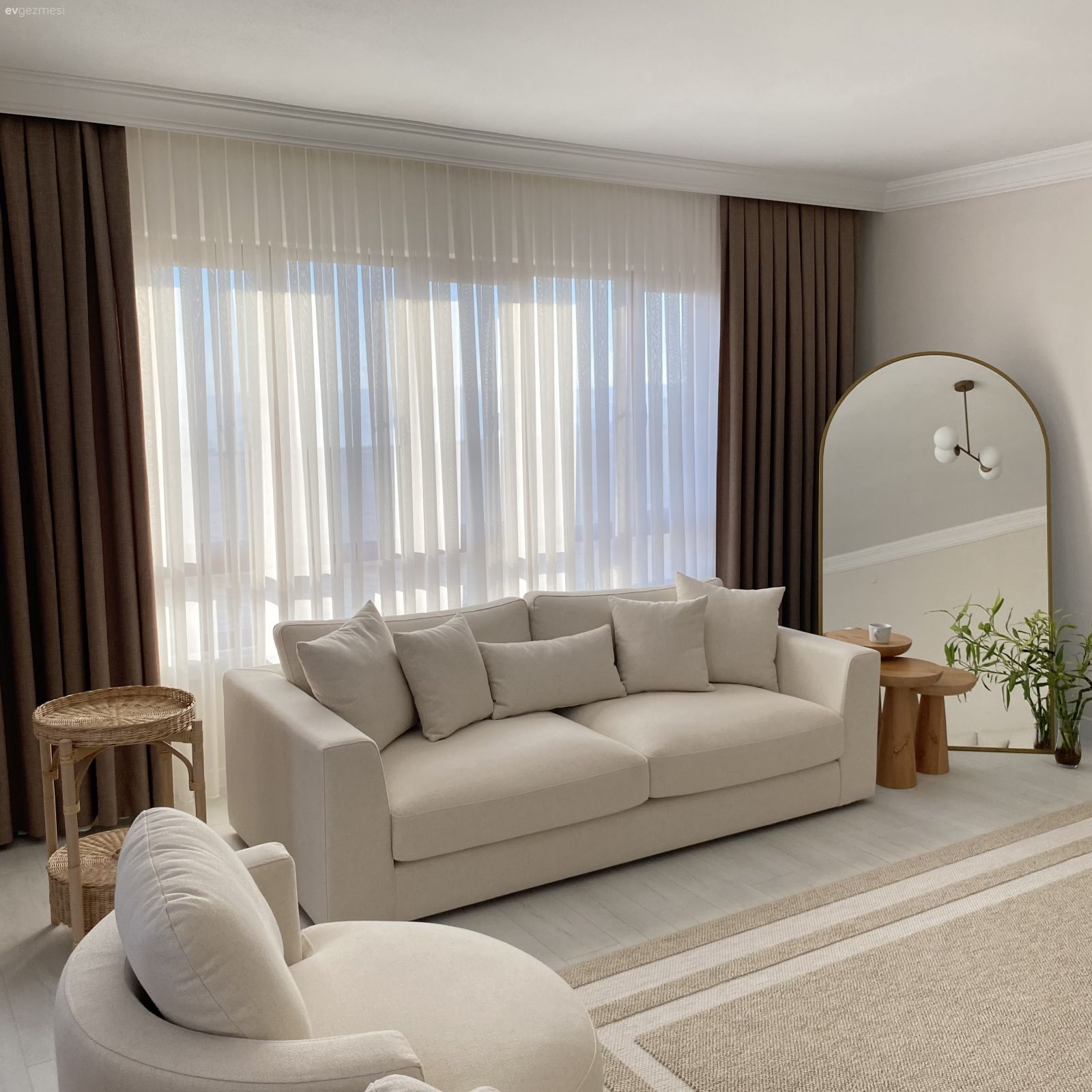 Salon, İskandinav, Beyaz, Bej, Kahverengi, Fon perde, Perde, Tül perde, Koltuk takımı, Ahşap Mobilya, Berjer, Yan sehpa, Sehpa, Boy aynası, Ayna, Ev bitkisi, Halı, Salon halısı