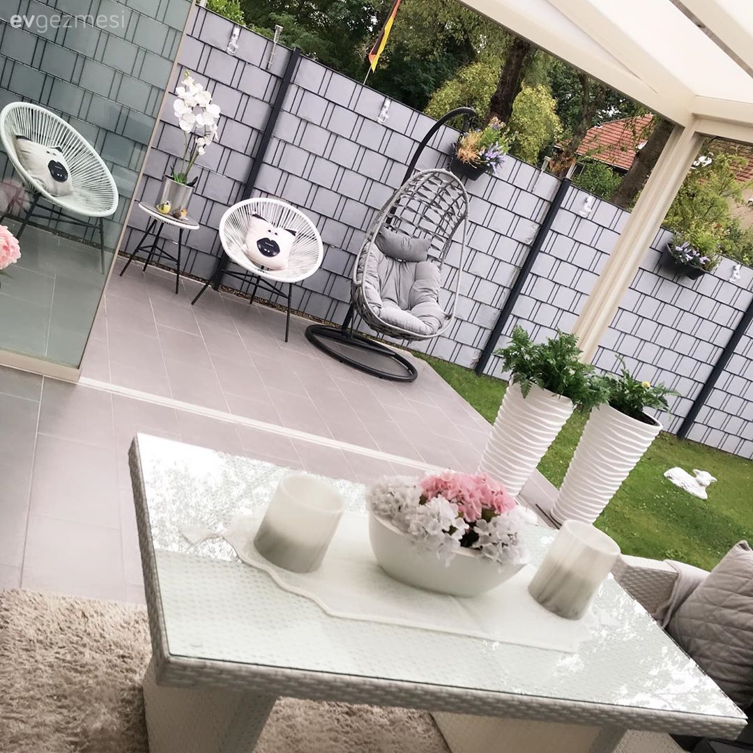 Bahçe, Kış bahçesi, Bahçe oturma grubu, Vazo, Ev Aksesuar, Çiçekler, Sandalye, Salıncak