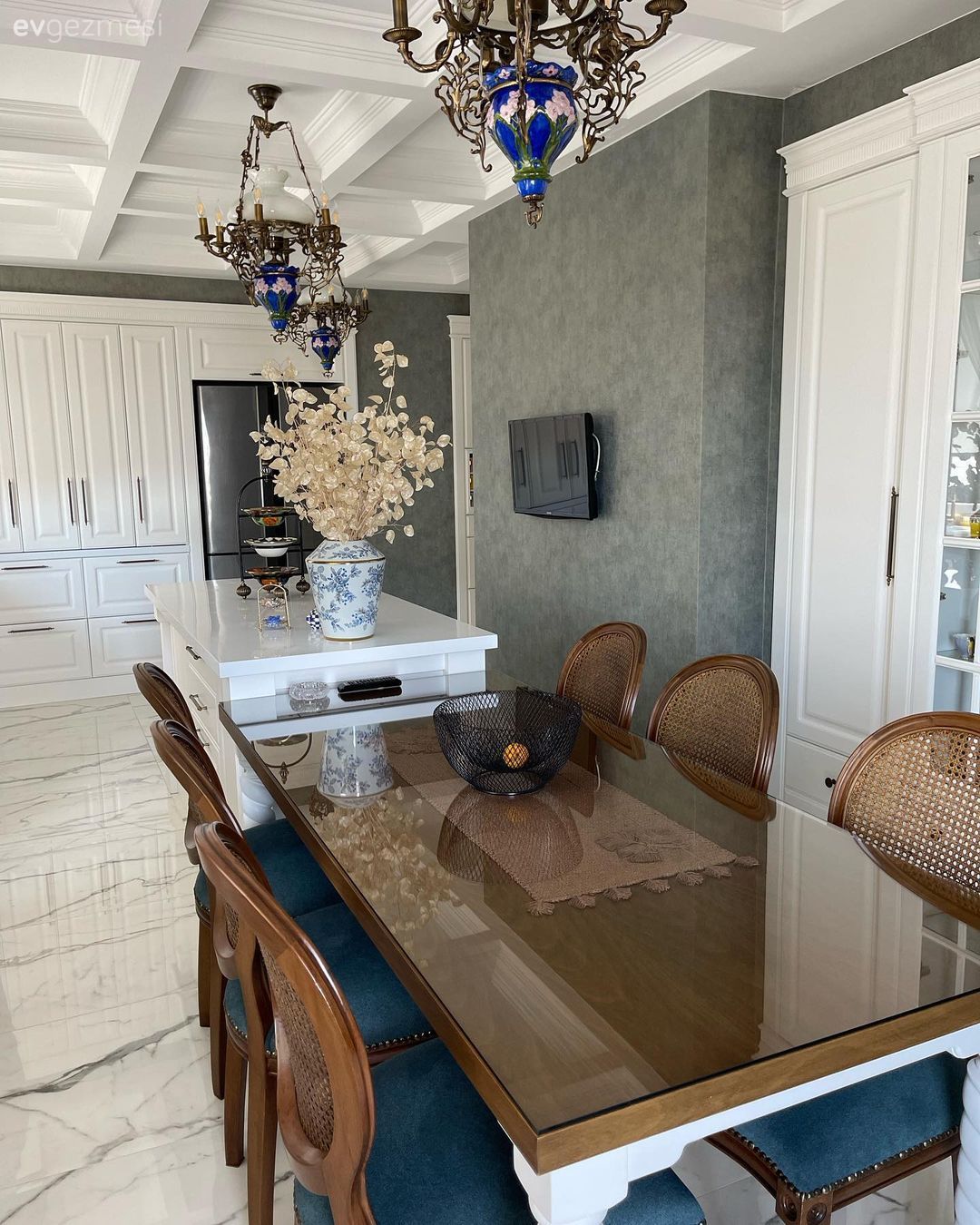 Country mutfak, Mutfak, Beyaz, Ahşap Mobilya, Masif ahşap, Sandalye, Mutfak masası, Gri duvar, Ada mutfak, Mutfak aksesuarları, Vazo, Ev Aksesuar, Mutfak zemin seramikleri