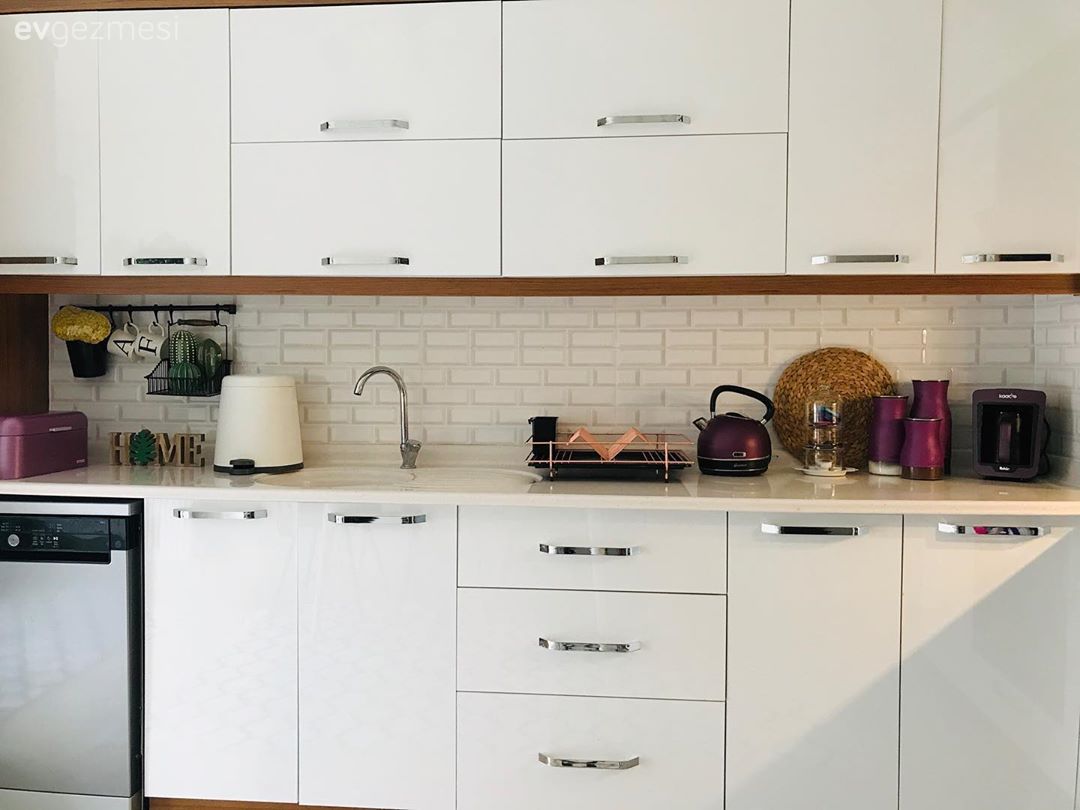 Mutfak, Beyaz, Mutfak tezgahı, Mutfak tezgah arası, Tezgah arası seramik, Sandalye, Mutfak masası, Mutfak aksesuarları