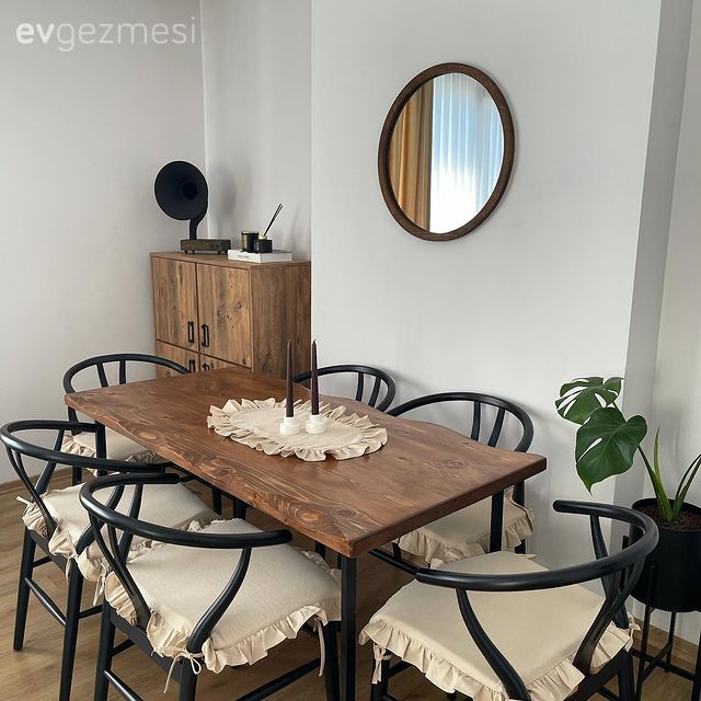 Yemek Odası, İskandinav, Ahşap Mobilya, Siyah, Ahşap masa, Sandalye, Vitrin, Ev bitkisi, Yuvarlak ayna, Dekoratif ayna, Krem