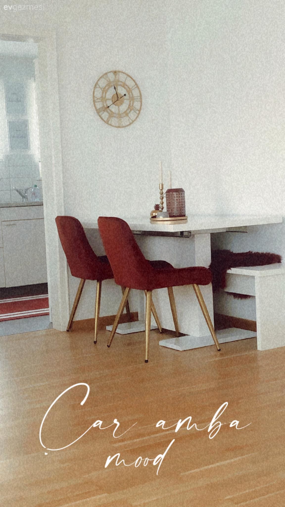 Beyaz, Kırmızı, Sandalye, Yemek masası, Duvar saati, Duvar dekorasyonu