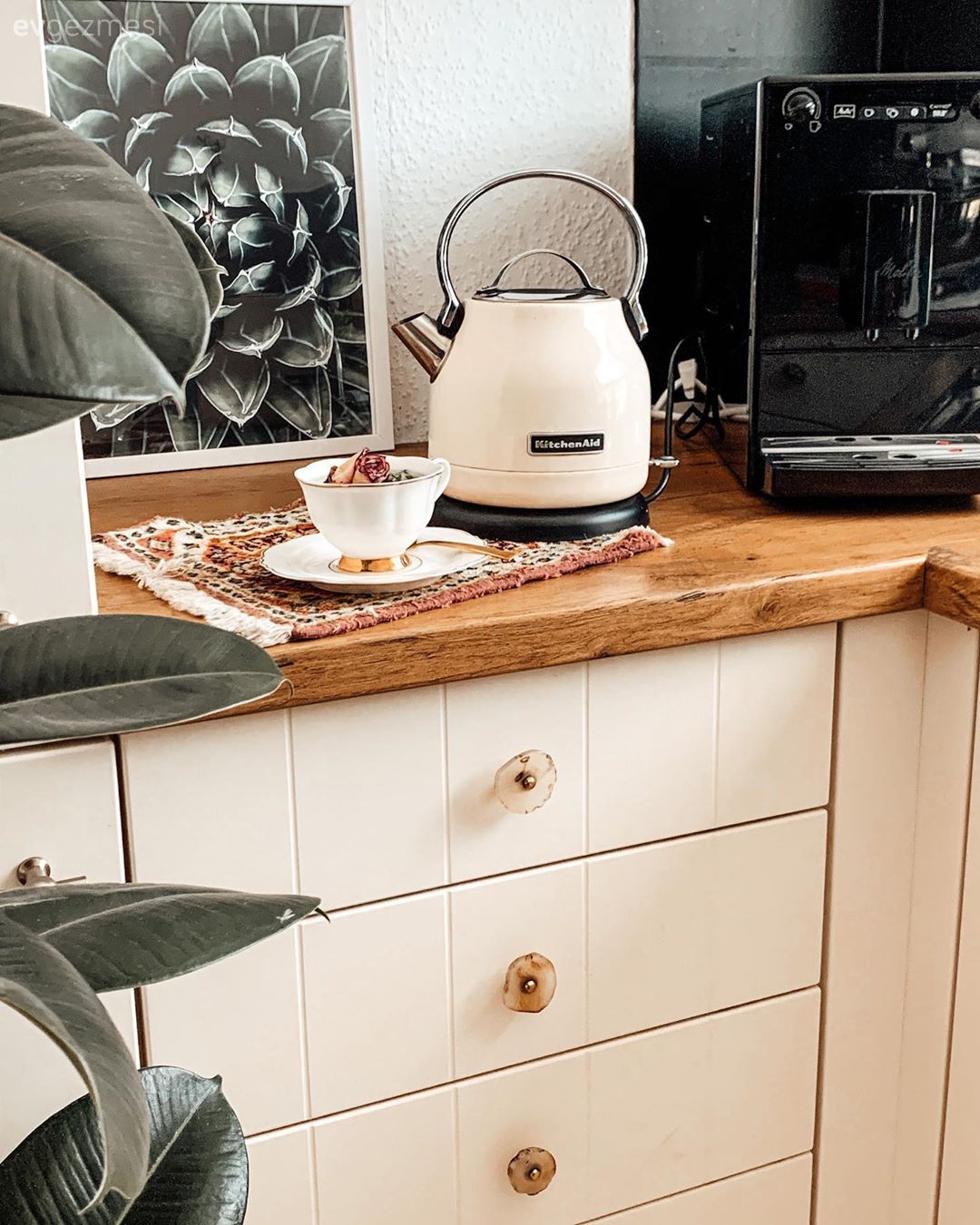 Tablo, Duvar dekorasyonu, Siyah, Ahşap mutfak tezgahı, Mutfak tezgahı, Lambri, Mutfak aksesuarları, Mutfak