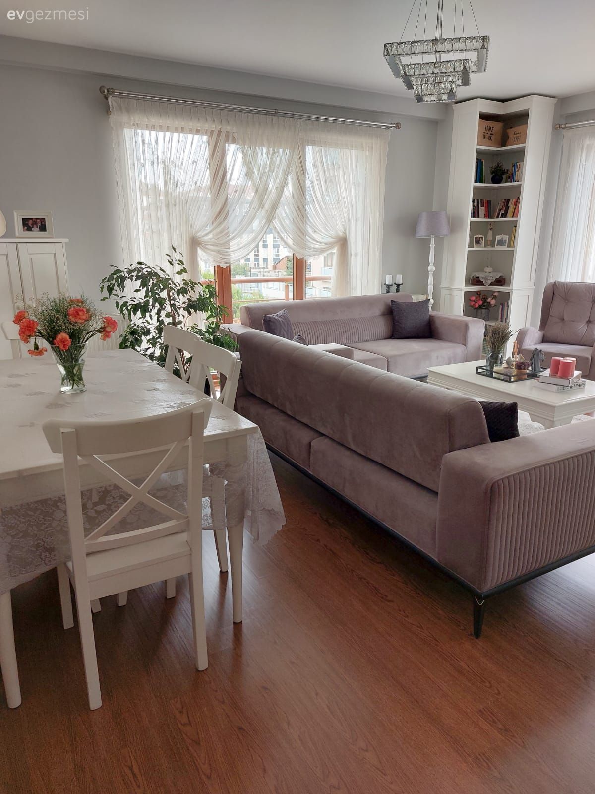 Salon, Modern, Country, Bej, Krem, Beyaz, Orta sehpa, Sehpa, Tül perde, Perde, Halı, Koltuk takımı, Kitaplık, Sandalye, Yemek masası