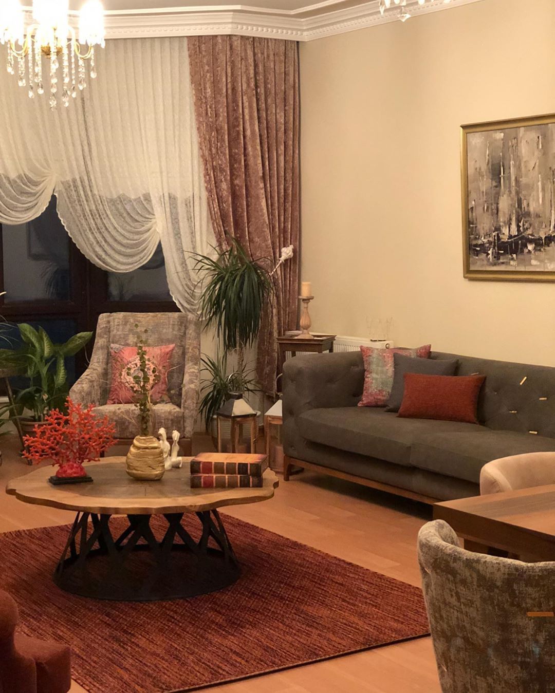 Salon, Gri, Turuncu, Pembe, Beyaz, Fon perde, Perde, Kruvaze perde, Tül perde, Berjer, Yan sehpa, Sehpa, Ev bitkisi, Şamdan, Ev Aksesuar, Mum, Halı, Salon halısı, Koltuk takımı, Sehpa üstü aksesuarı, Vazo, Fener, Avize, Aydınlatma, Salon avizesi, Tablo, Duvar dekorasyonu, Kırlent, Ev tekstili, Modern