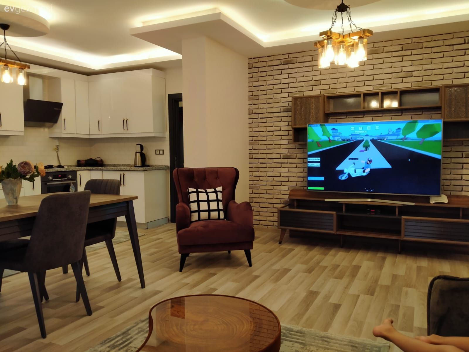 Amerikan Mutfak, Mutfak, Beyaz, Gri, Kahverengi, Siyah, Mutfak tezgahı, Mutfak tezgah arası, Mutfak perdesi, Mutfak Avize Modelleri, Mutfak halısı, Led aydınlatma, Aydınlatma, Sandalye, Mutfak masası, Bordo, Berjer, Tv ünitesi, Taş duvar, Duvar dekorasyonu, Parke, Orta sehpa, Sehpa, Ahşap Mobilya, Salon avizesi, Modern rustik