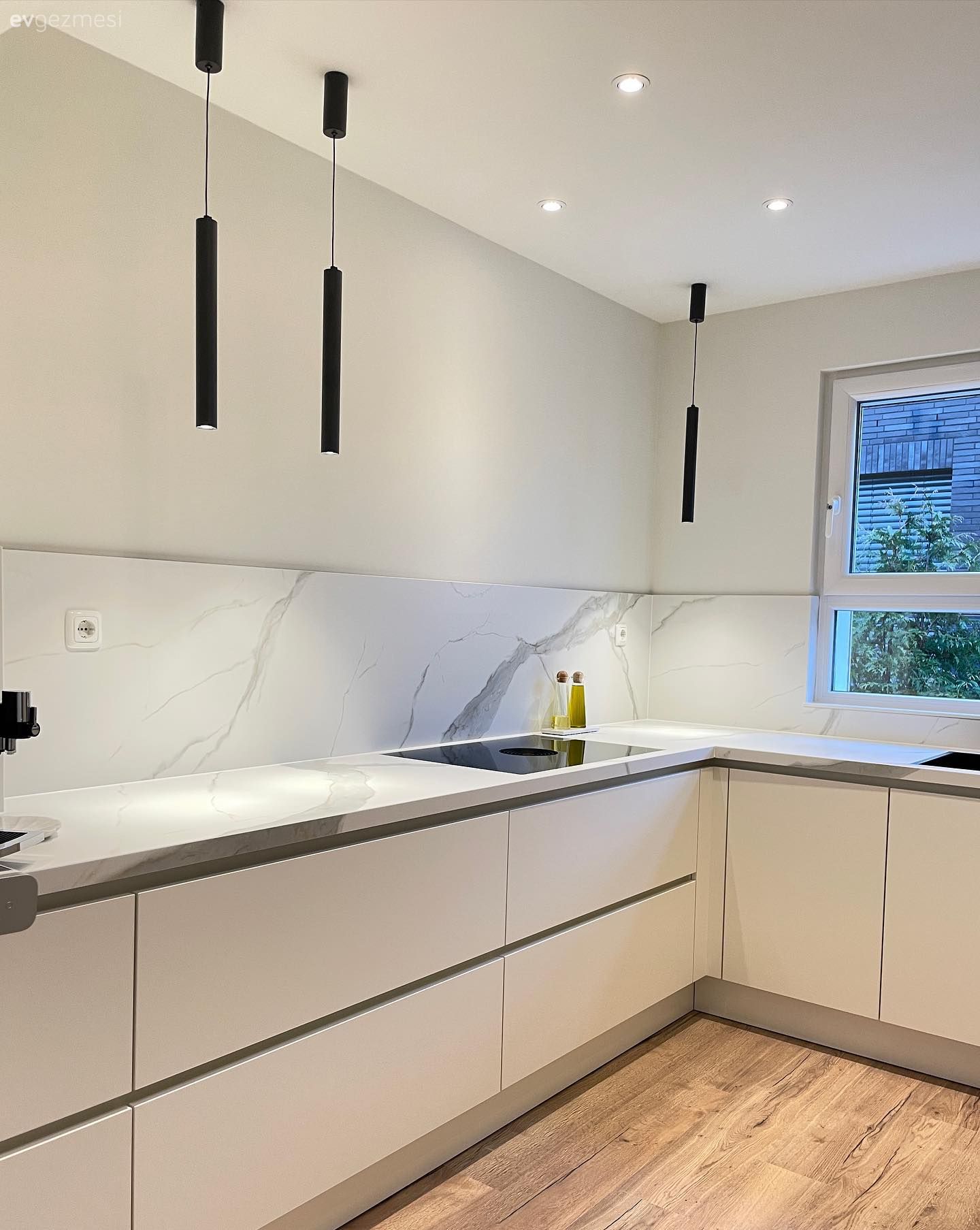 Mutfak, Modern, Beyaz, Beyaz mutfak, Modern mutfak, Kulpsuz mutfak dolabı, Mutfak tezgahı, Mutfak tezgah arası, Tezgah arası seramik, Parke, Mutfak Avize Modelleri