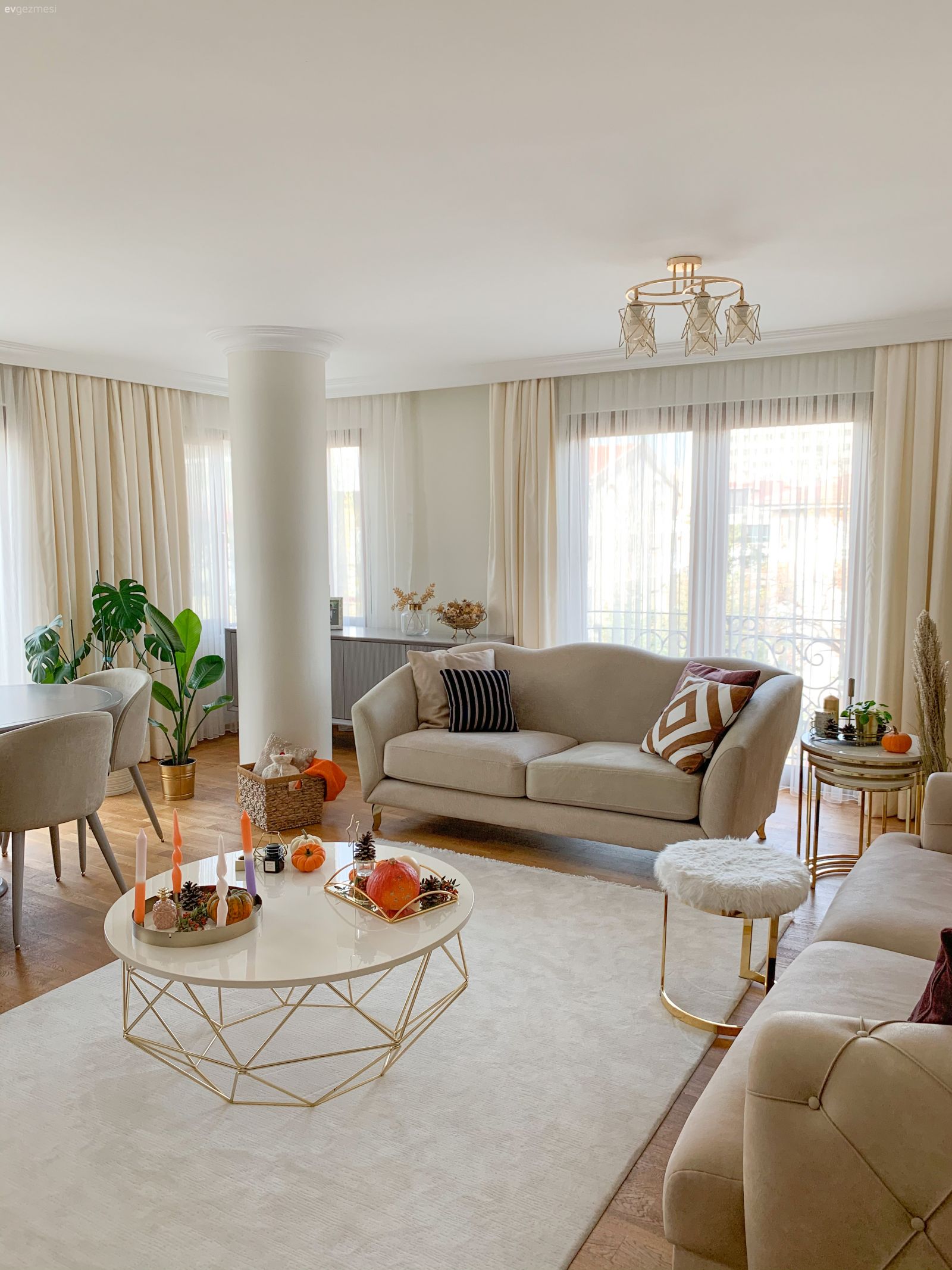 Salon, Krem, Bej, Vizon, Turuncu, Koltuk takımı, Beyaz, Fon perde, Perde, Tül perde, Orta sehpa, Sehpa, Yan sehpa, Metal ayaklı sehpa, Kırlent, Ev tekstili, Dekoratif Objeler, İskandinav