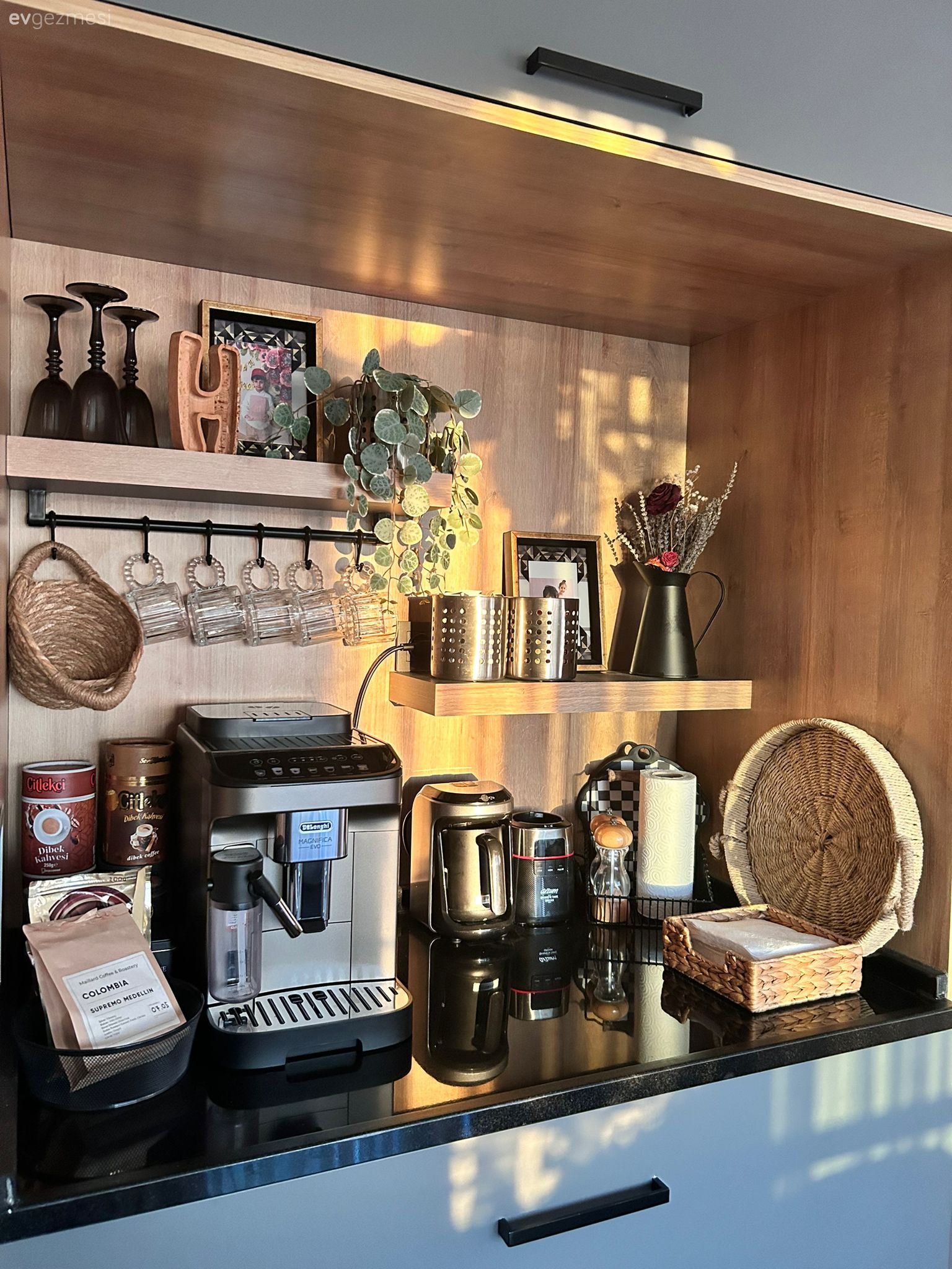 Gri, Siyah, Kahve köşesi