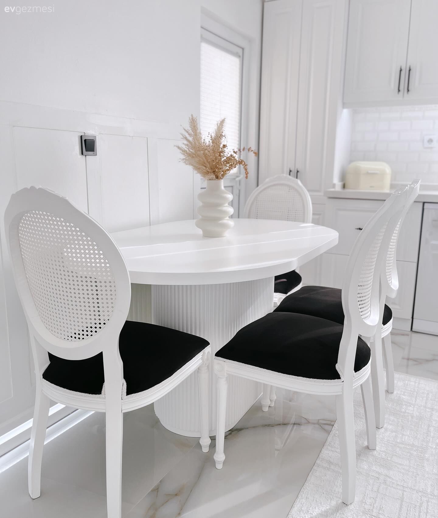 Bu Samsun Evinin Her Odasında Mutlaka Beyaz Yer Almış