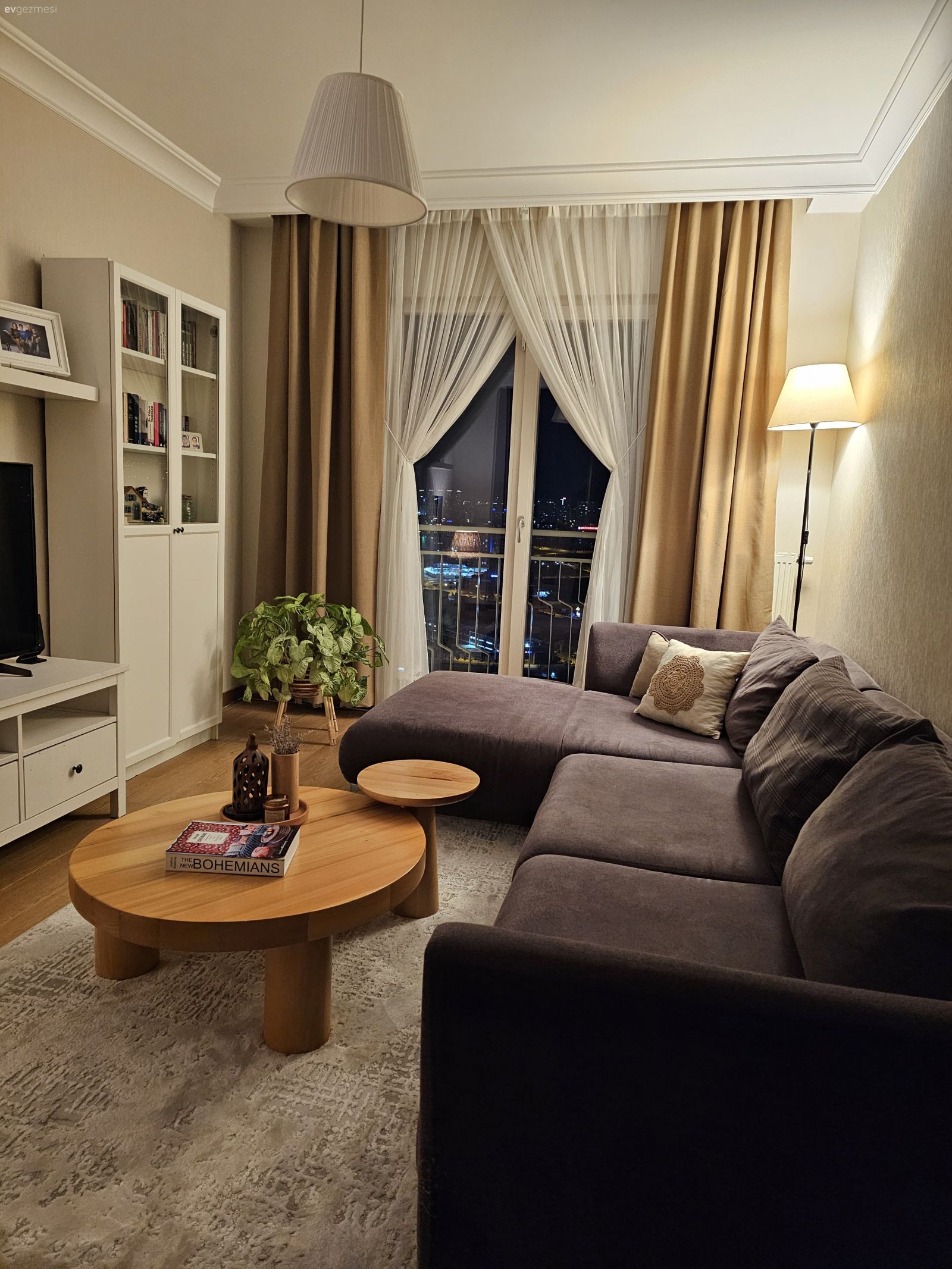 Oturma Odası, Antrasit  , Ahşap Mobilya, Köşe koltuk, Koltuk takımı, Fon perde, Perde, Tül perde, Beyaz, Tv ünitesi, Tv ünitesi aksesuarları, Ev Aksesuar, Orta sehpa, Sehpa, Lambri, Kırlent, Ev tekstili, Halı, Salon halısı, Avize, Aydınlatma