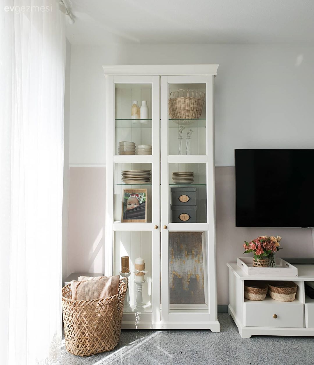 Tv ünitesi, Tv ünitesi aksesuarları, Ev Aksesuar, Kitaplık, Beyaz, Gri, Zemin seramikleri, Hasır sepet
