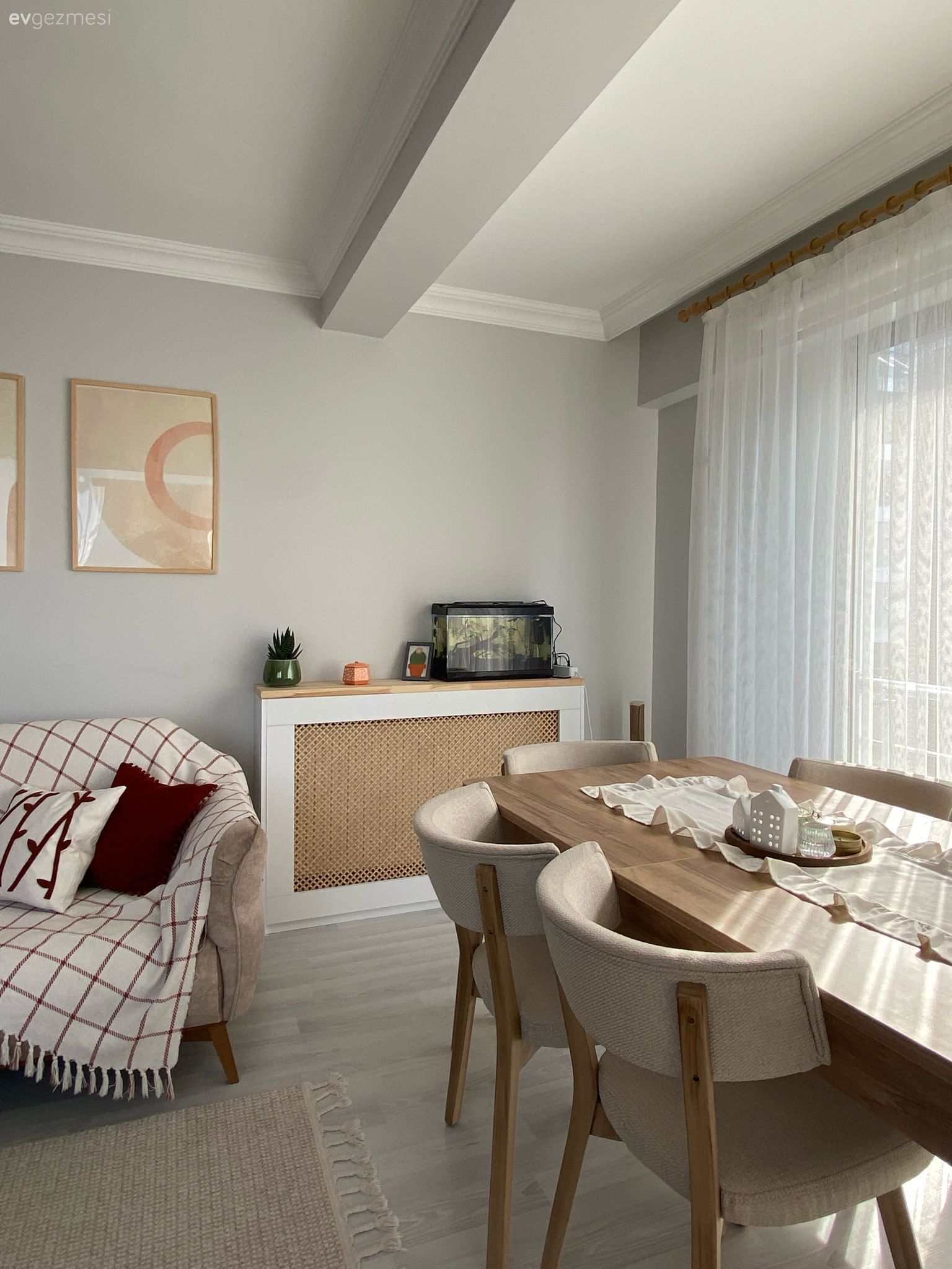 Konsol, Konsol üzeri dekoratif objeleri, Sandalye, Yemek masası, Tül perde, Perde, Koltuk takımı, Tablo, Duvar dekorasyonu, Kırlent, Ev tekstili, Halı, Salon halısı