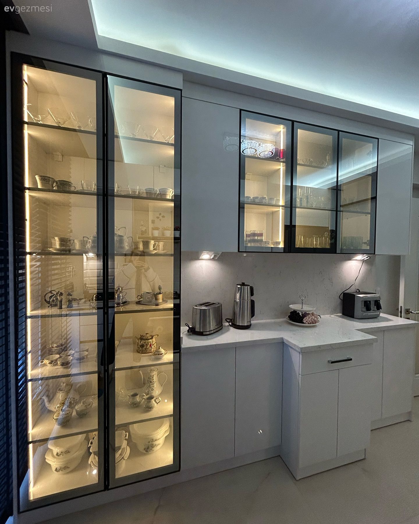 Koridor Tipi Bu Mutfağın Cam Kapakları Alana İlgiyi Arttırmış