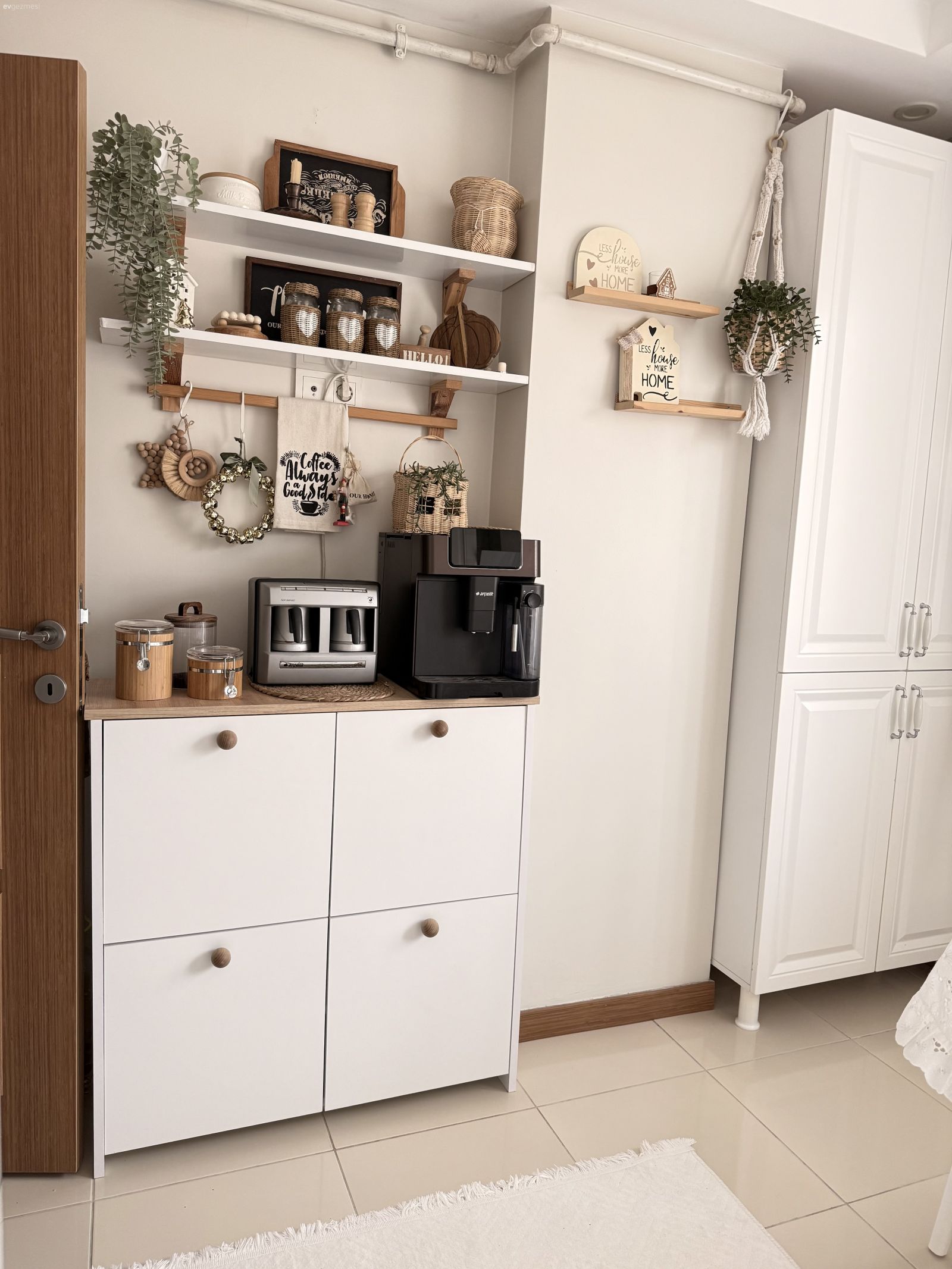 Bu İki Katlı Evde Modern ve Country Esintiler Karışmış