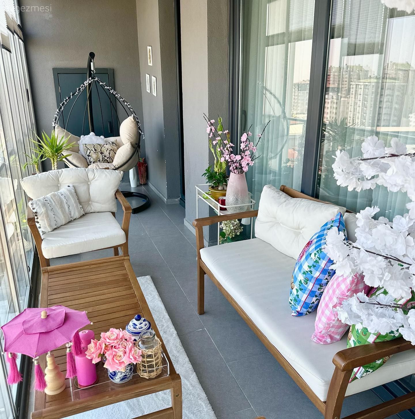 Balkon, Beyaz, Mavi, Kırmızı, Krem, Bej, Ahşap Mobilya, Balkon masası, Balkon oturma grubu, Balkon halısı, Kapalı balkon, Salıncak, Vazo, Ev Aksesuar, Çiçekler, Kırlent, Ev tekstili, Pembe
