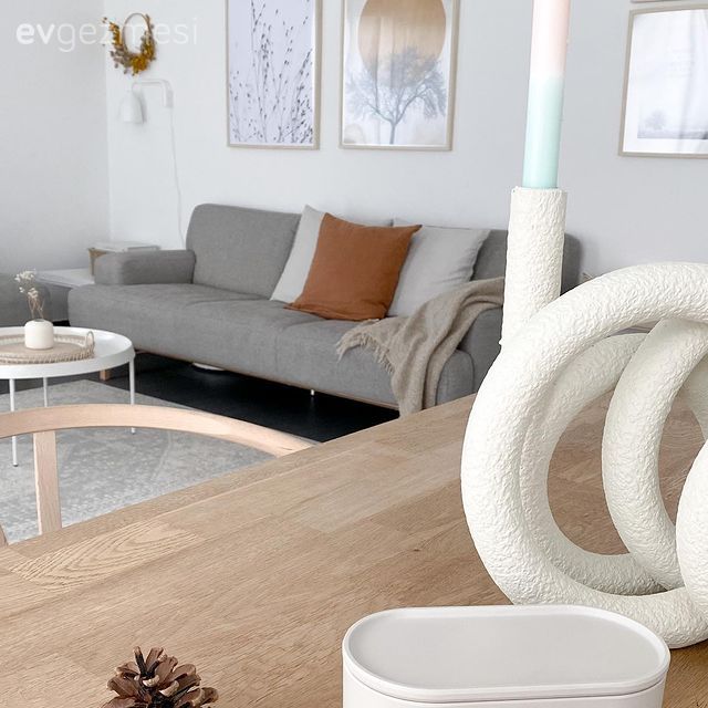 Salon, İskandinav, Gri, Turuncu, Beyaz, Gri koltuk, Köşe koltuk, Koltuk takımı, Halı, Salon halısı, Orta sehpa, Sehpa, Yuvarlak sehpa, Tablo, Duvar dekorasyonu, Çerçeve, Hasır avize, Tül perde, Perde, Sandalye, Yemek masası, Ahşap Mobilya, Mumluk, Ev Aksesuar