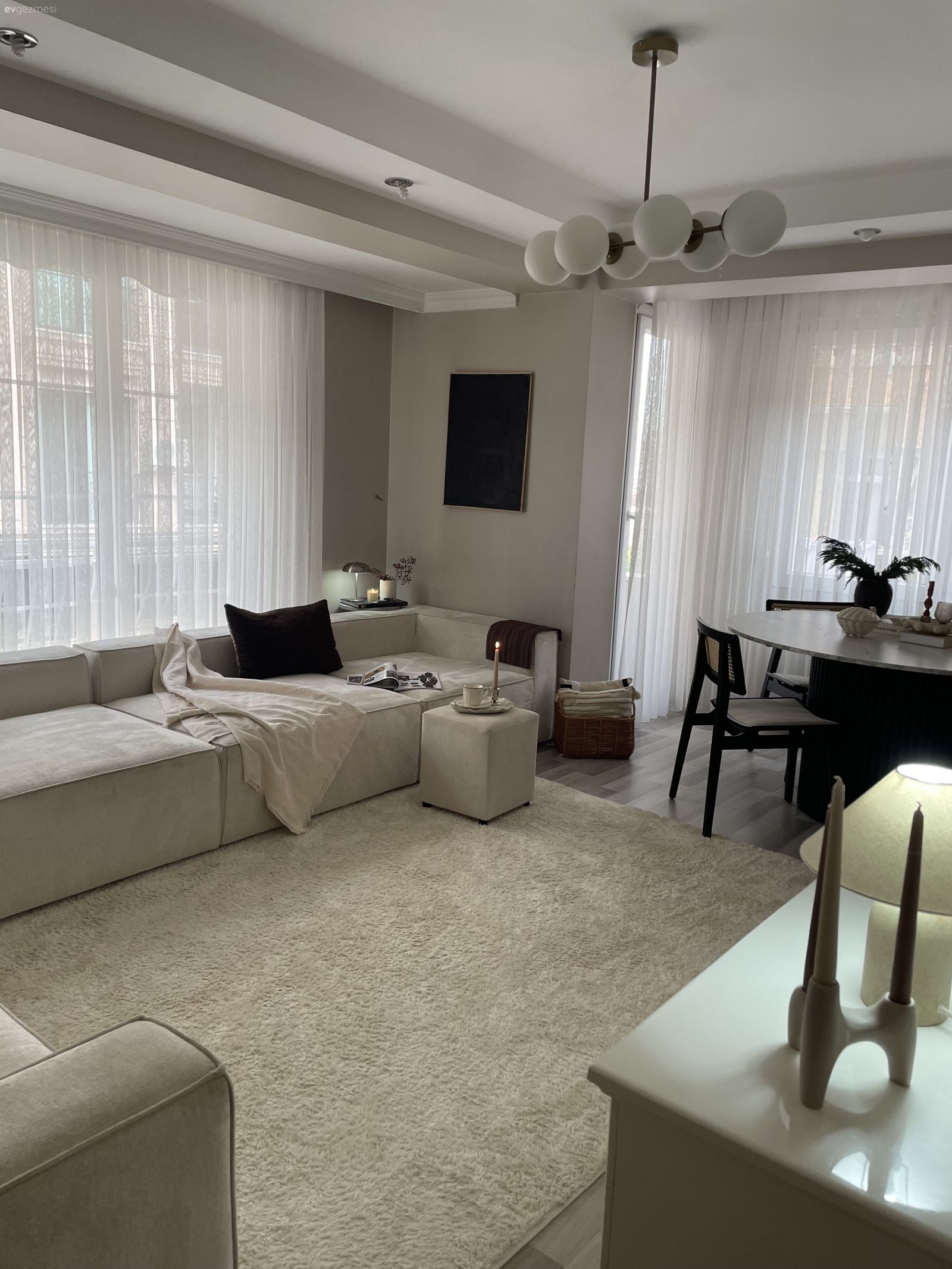 Salon, Modern, İskandinav, Krem, Bej, Beyaz, Koltuk takımı, Tül perde, Perde, Sandalye, Yemek masası, Halı, Salon halısı, Avize, Aydınlatma, Salon avizesi, Dekoratif Objeler