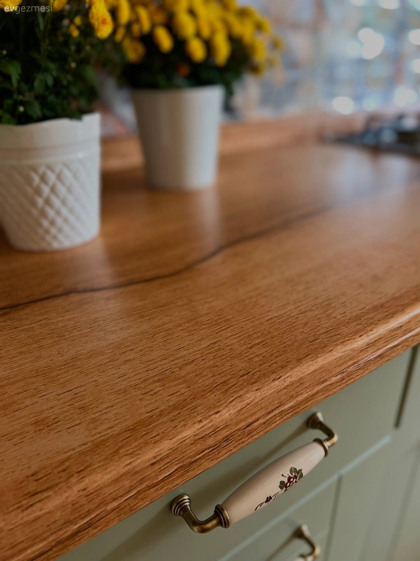 Kahverenginin Yeşile Geçiş Yaptığı Bu Mutfak İlham Dolu