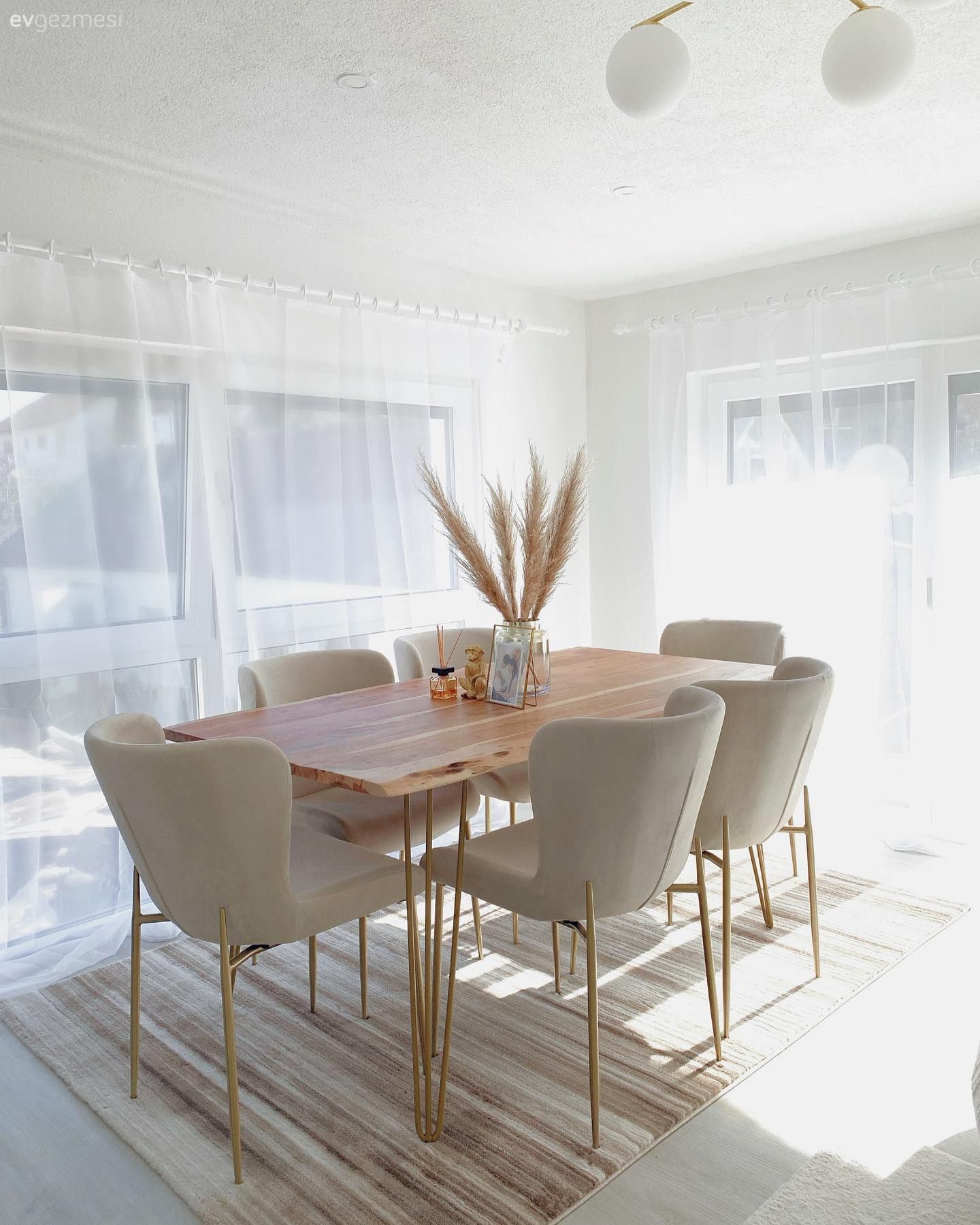 Beyazları Kuşanmış Bu Evde Altın Vurgularla Hareket Sağlanmış