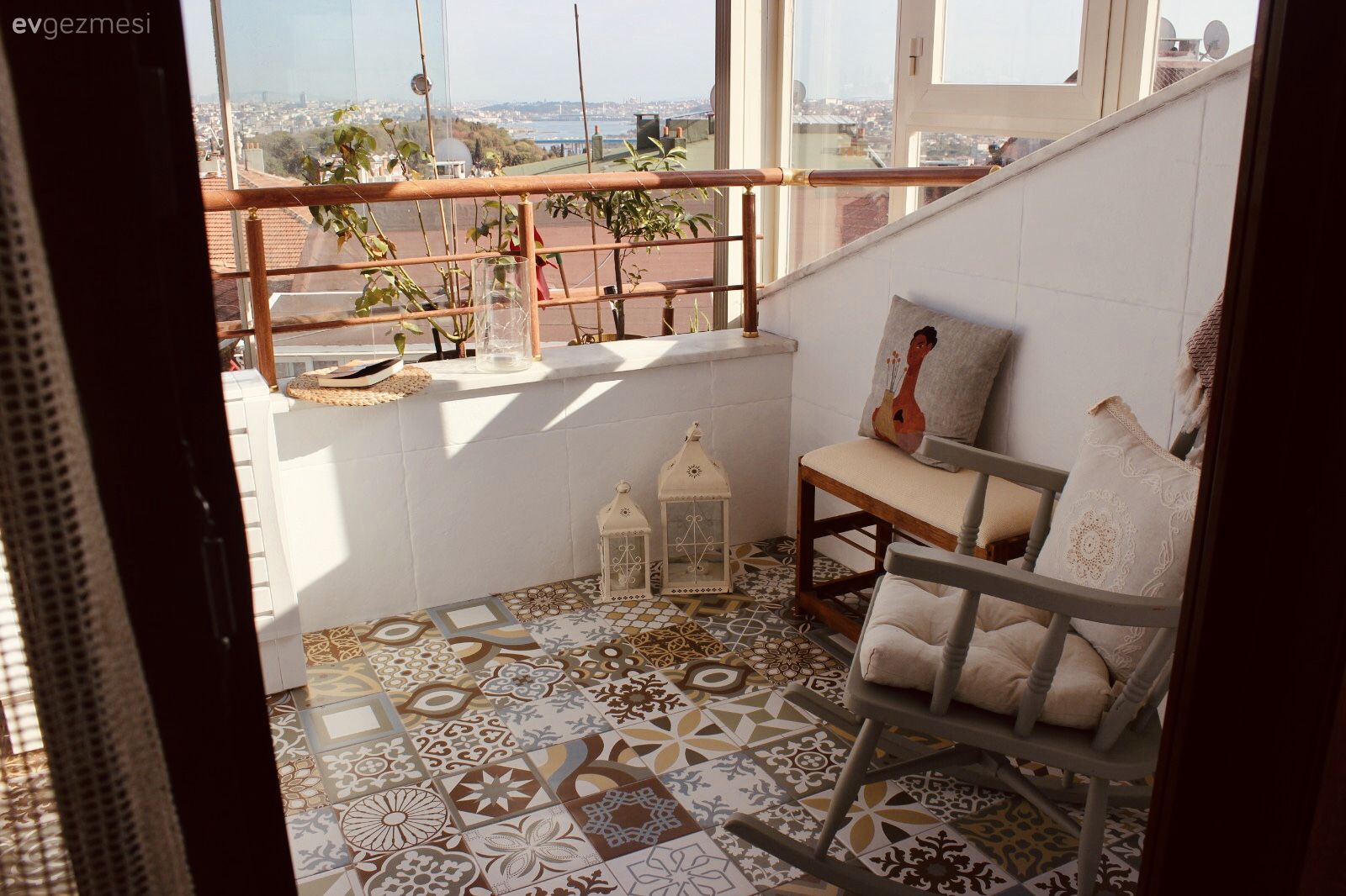 Teras, Beyaz, Zemin seramikleri, Kırlent, Ev tekstili, Sandalye