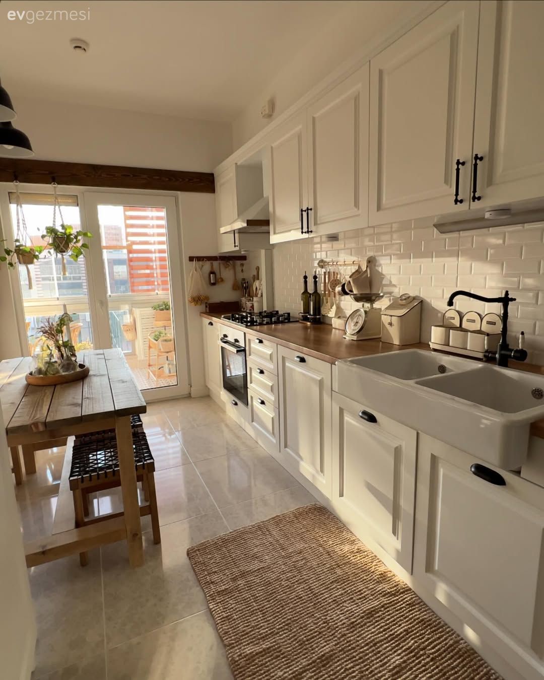 Ahşap ve Beyaz Dostluğu: İstanbul'da Aurası Yüksek Bir Ev!