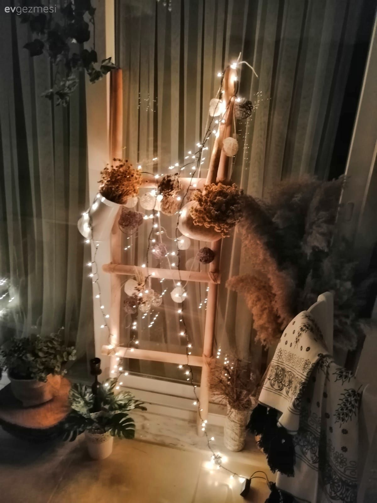 Dekoratif merdiven, Led peri ışık, Balkon çiçekleri