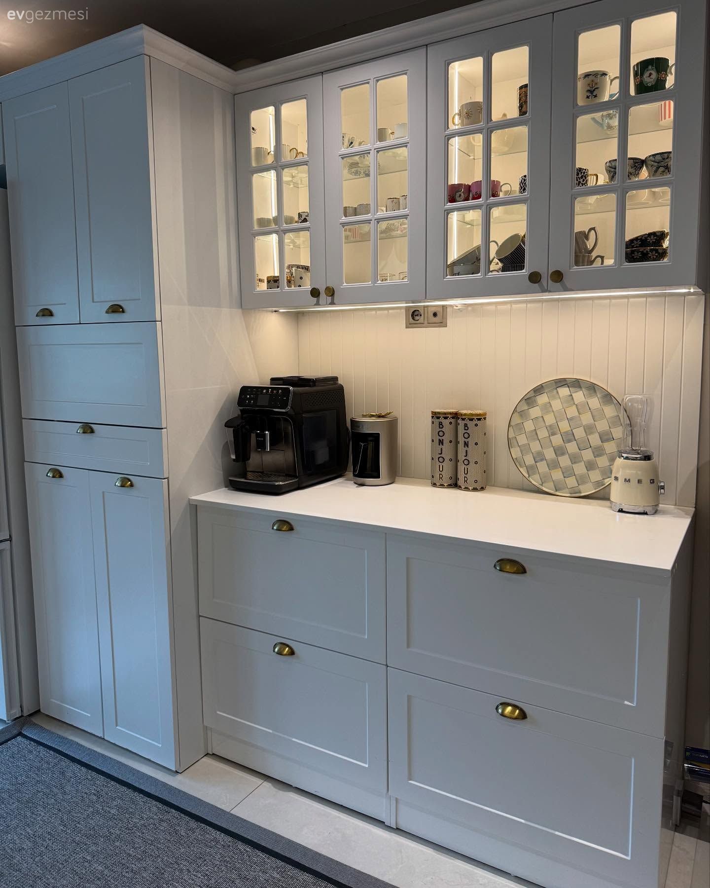 Cam Kapaklı Kahve Köşesi Bu Mutfağa Cazibe Katmış