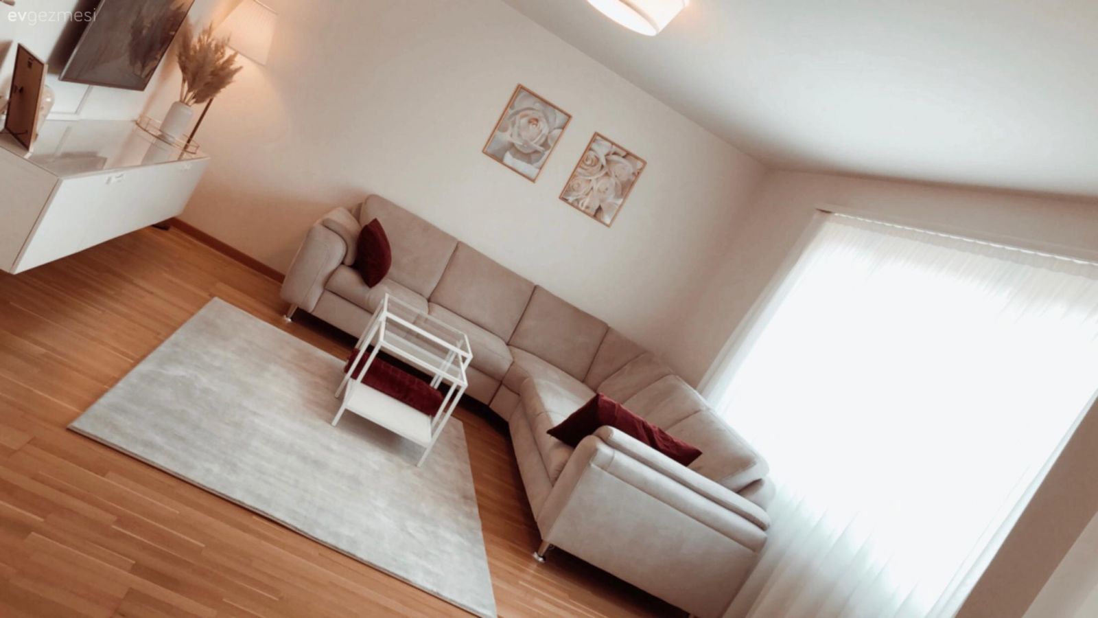 Salon, Beyaz, Bej, Kırmızı, Köşe koltuk, Koltuk takımı, Tablo, Duvar dekorasyonu, Halı, Tv ünitesi, Tv ünitesi aksesuarları, Ev Aksesuar, Kırlent, Ev tekstili, Parke, Vazo, Avize, Aydınlatma