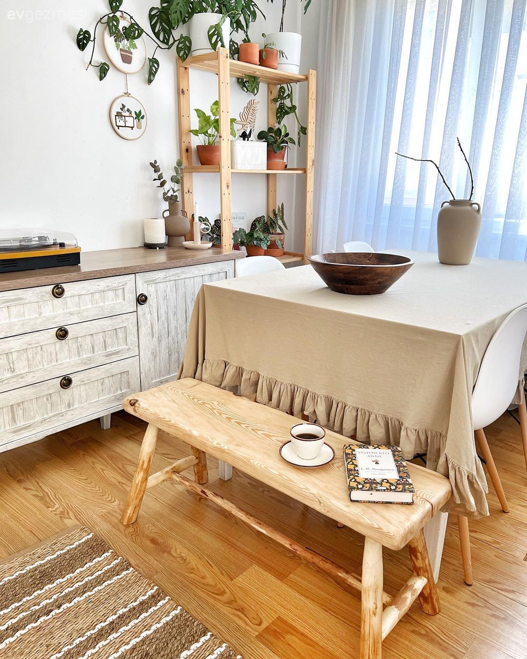 Beyaz, Krem, Tül perde, Perde, Çiçeklik, Tv ünitesi, Tv ünitesi aksesuarları, Ev Aksesuar, Masa örtüsü, Ev tekstili, Yemek masası, Sandalye, Parke, Bank, Vazo, Kilim, Halı, Ahşap Mobilya, Konsol, Konsol üzeri dekoratif objeleri