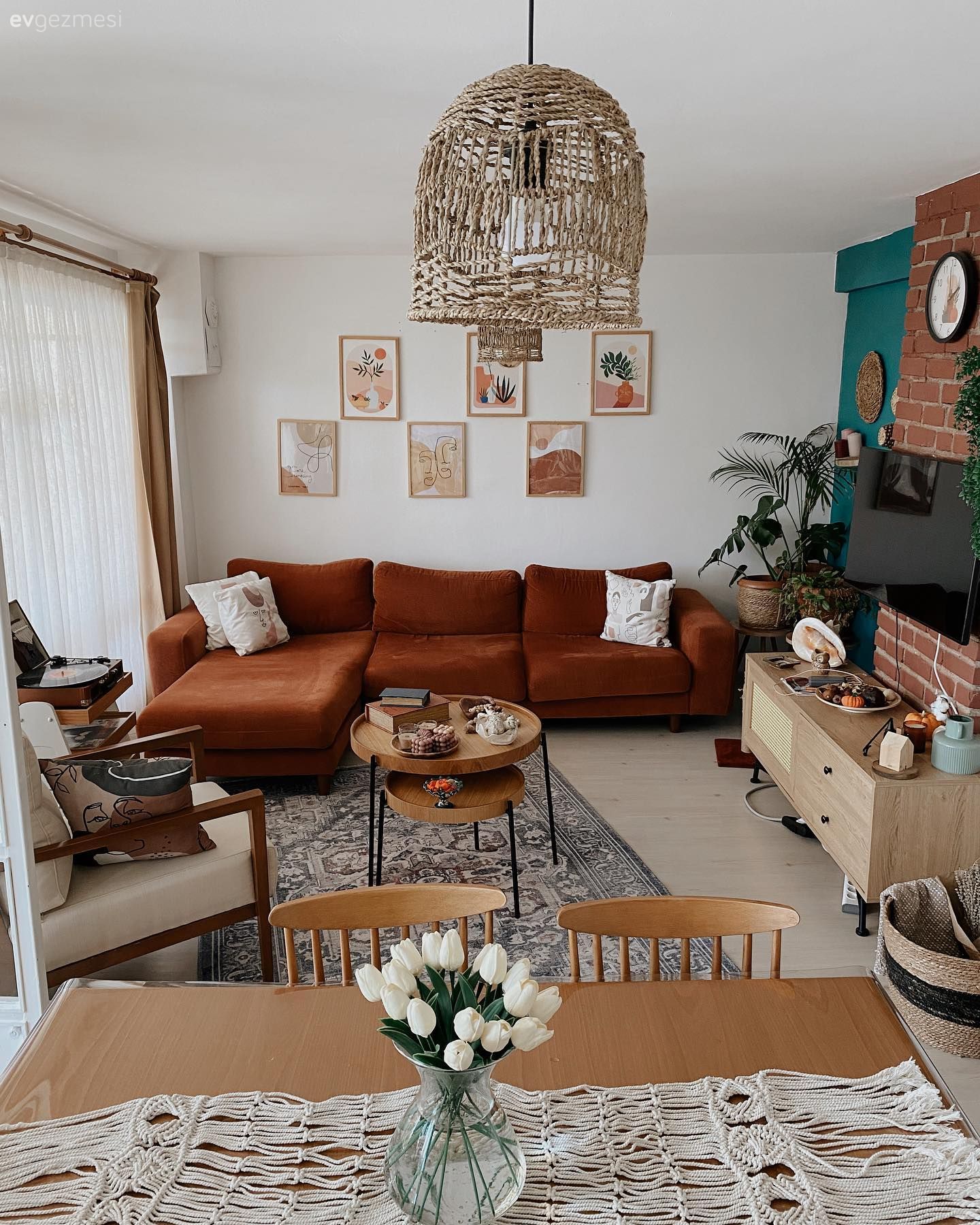 Salon, Eklektik, Rustik, Yanık turuncu, Yeşil duvar, Çerçeve, Berjer, Krem, Kahverengi, Kırlent, Ev tekstili, Tuğla duvar, Beyaz, Fon perde, Perde, Mutfak, Tül perde, Orta sehpa, Sehpa, Tv ünitesi, Tv ünitesi aksesuarları, Ev Aksesuar, Sandalye, Yemek masası, Vazo, Hasır avize, Bohem Dekorasyon, Köşe koltuk, Koltuk takımı